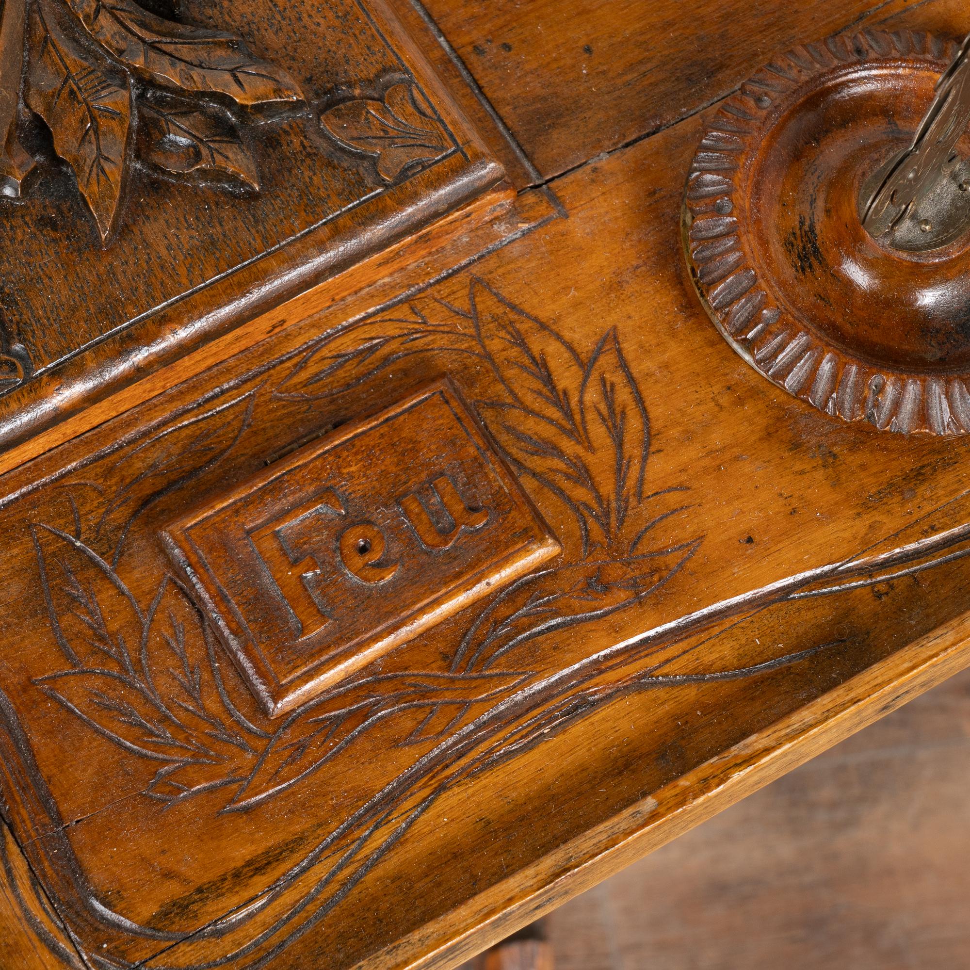 Pequeña mesa auxiliar de pedestal tallada a mano para fumar tabaco, Suecia circa 1860-80 en venta 1