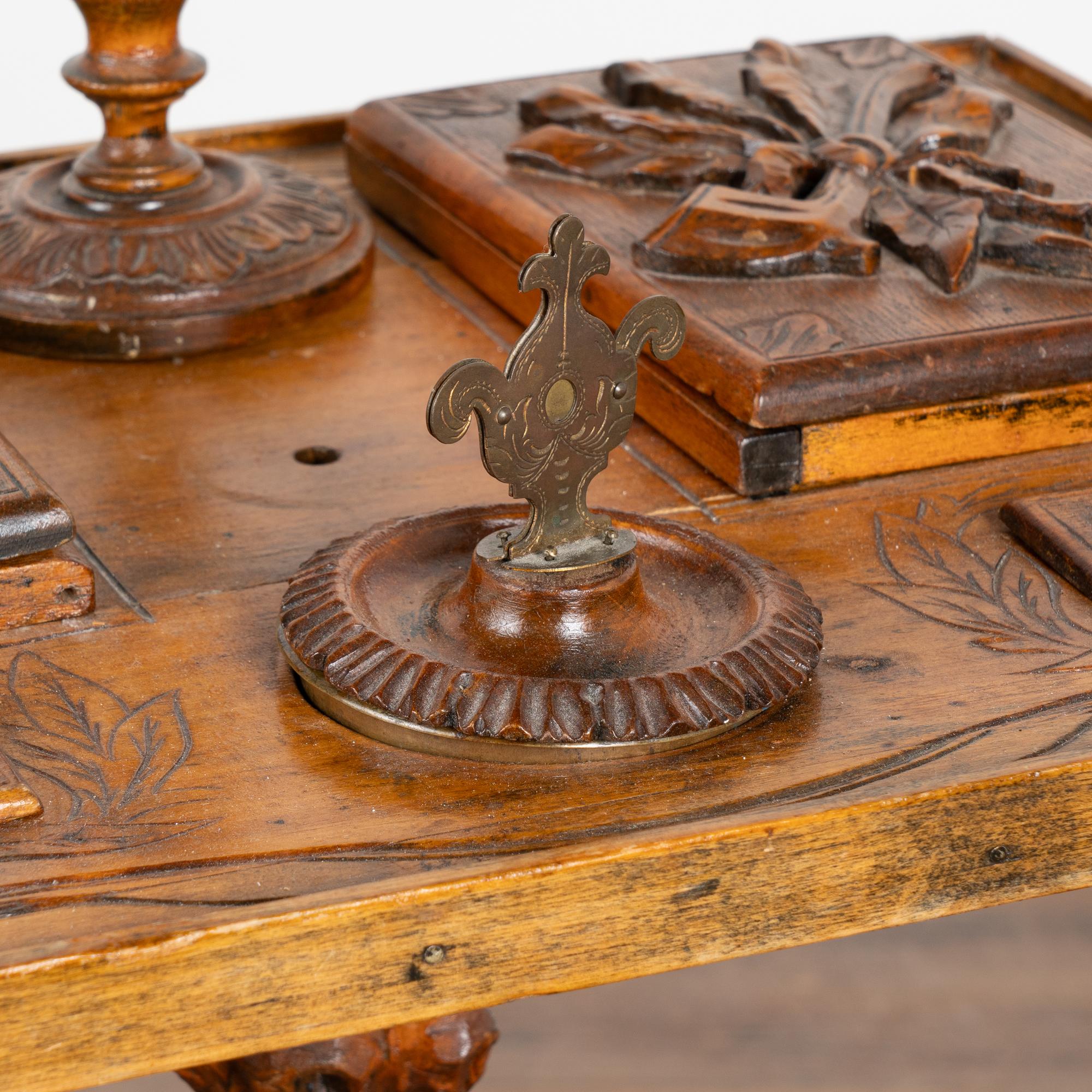 Pequeña mesa auxiliar de pedestal tallada a mano para fumar tabaco, Suecia circa 1860-80 en venta 2