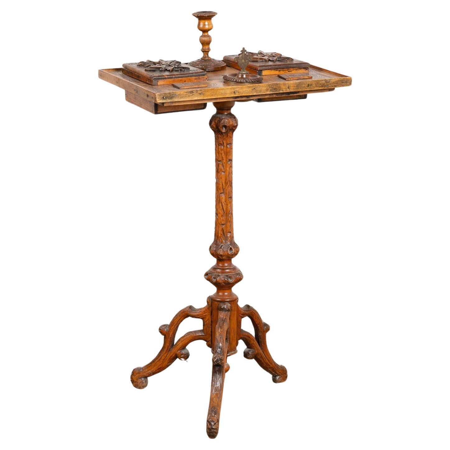 Pequeña mesa auxiliar de pedestal tallada a mano para fumar tabaco, Suecia circa 1860-80