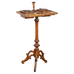 Pequeña mesa auxiliar de pedestal tallada a mano para fumar tabaco, Suecia circa 1860-80