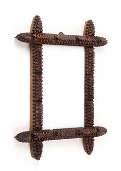 Cadre photo d'art Tramp sculpté à la main, design en forme de coupe de noix, Autriche, vers 1870