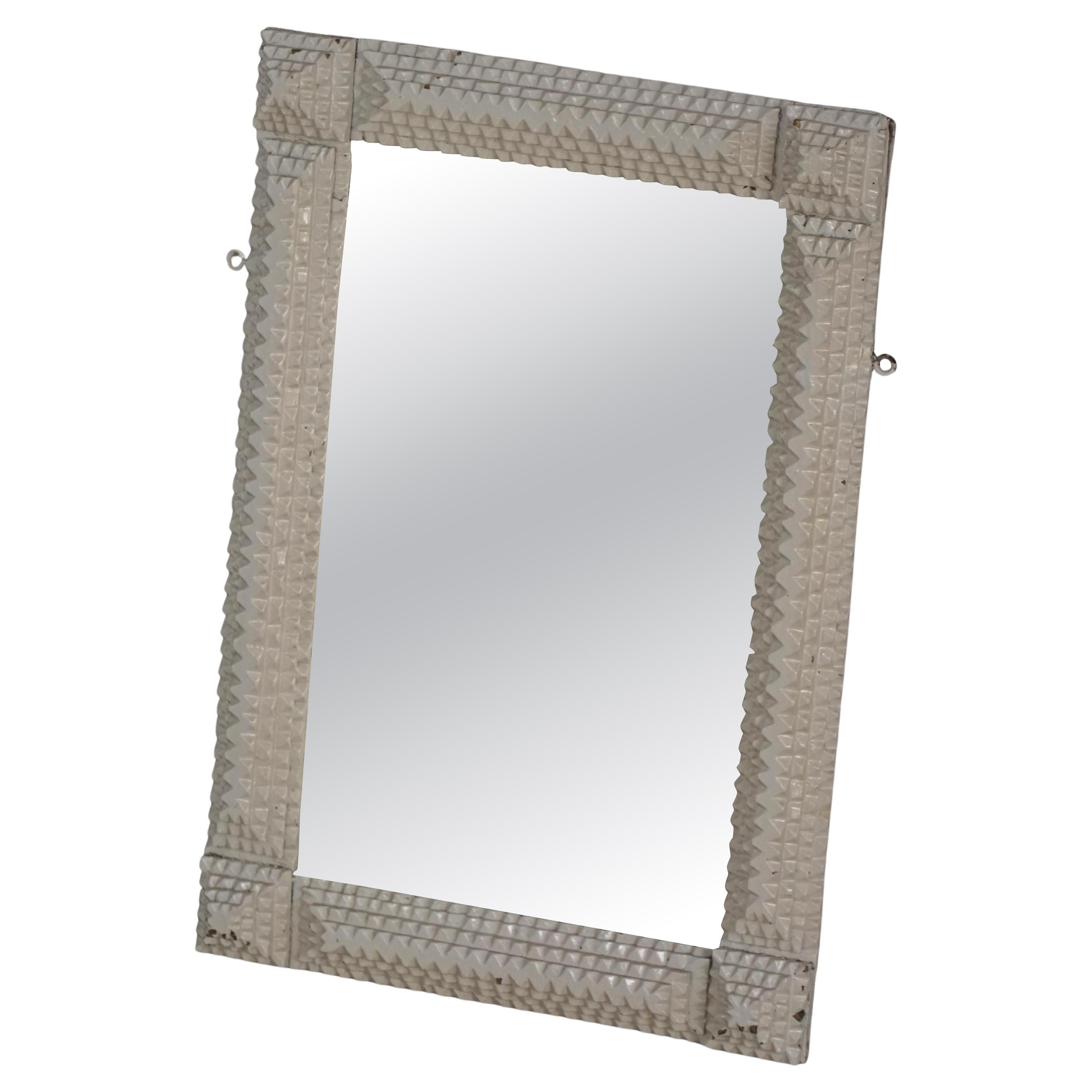 Miroir mural de style Tramp Art, sculpté à la main, avec cadre peint en blanc, début des années 1900 en vente