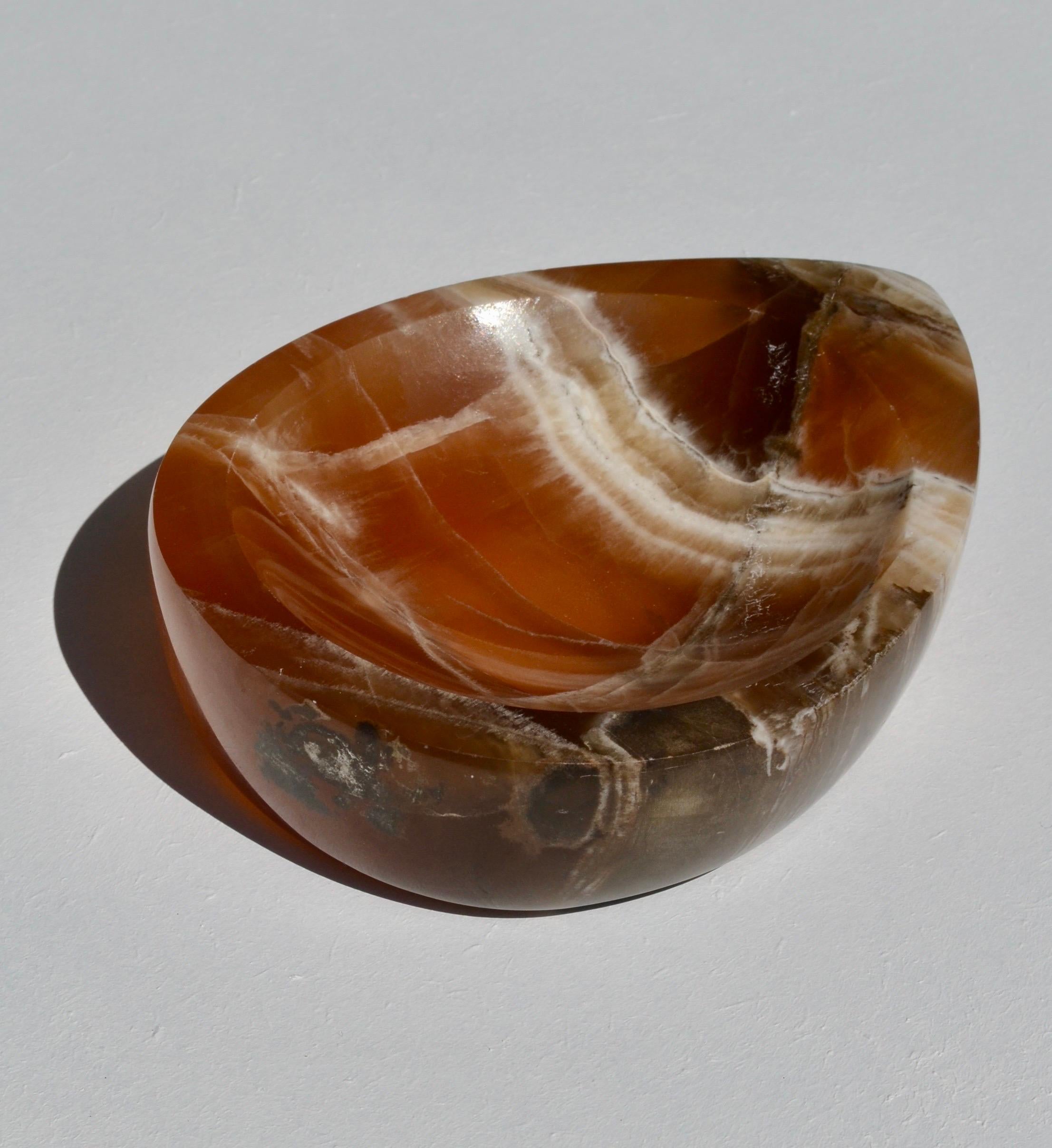 Fine XX secolo Catchall in onice traslucido intagliato a mano, anni '70 in vendita