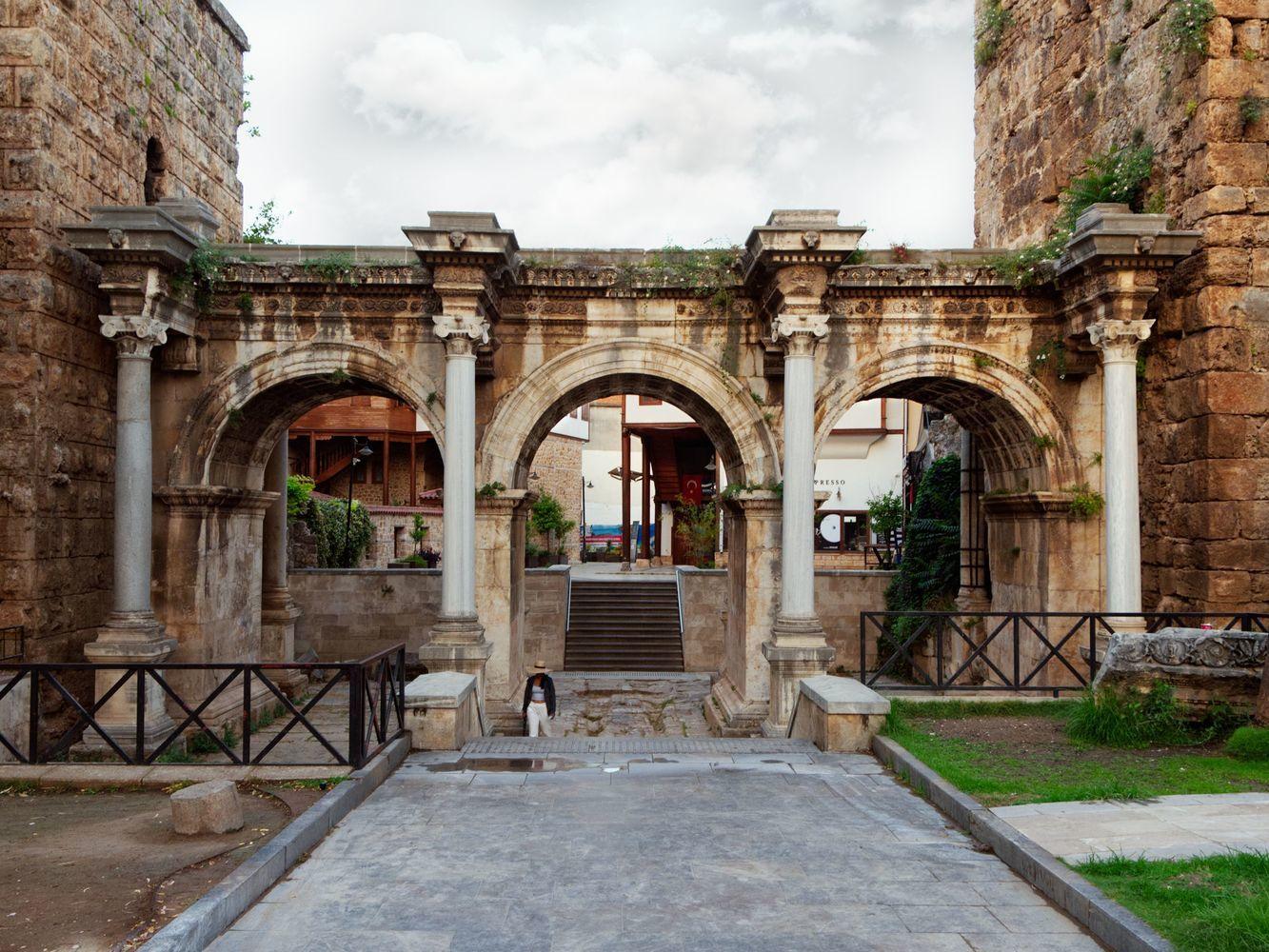 Escultura rústica de piedra travertino, Imperio Romano - 130 d.C., Exposición en galería, HAAND Mármol en venta