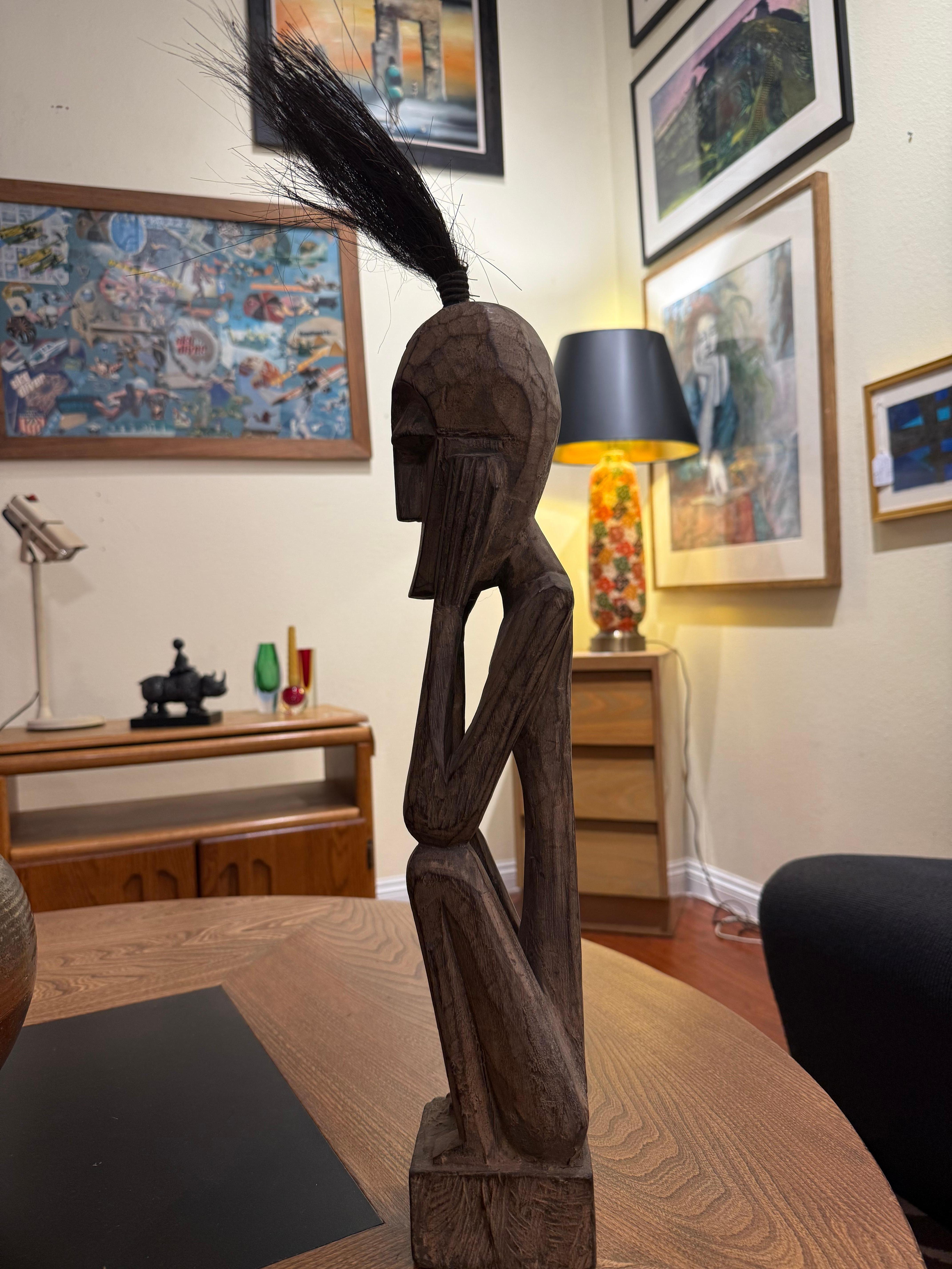 Tribale Figura tribale ancestrale intagliata a mano con ciuffo in crine di cavallo in vendita