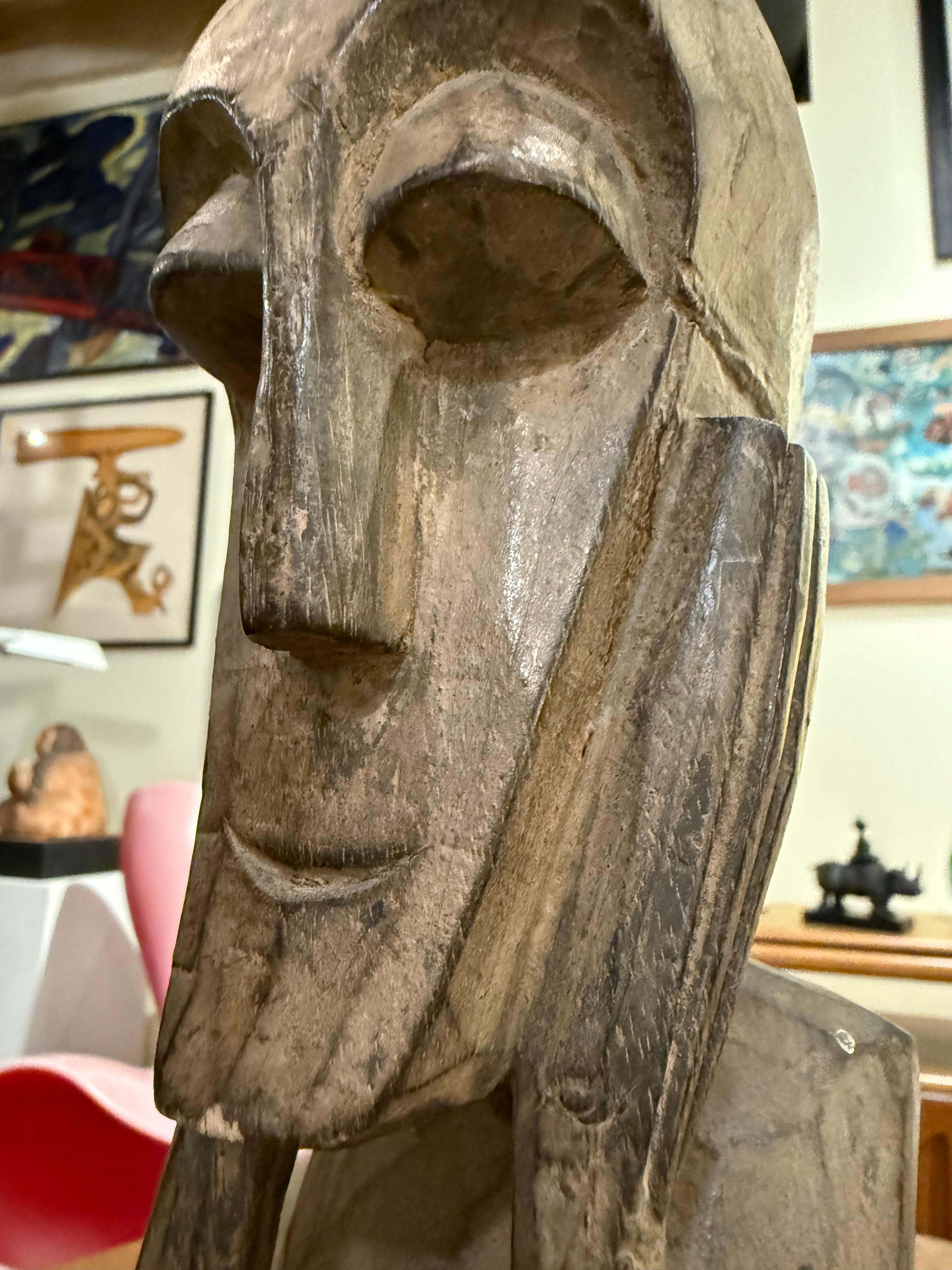 Figura tribale ancestrale intagliata a mano con ciuffo in crine di cavallo In condizioni buone in vendita a Pasadena, CA