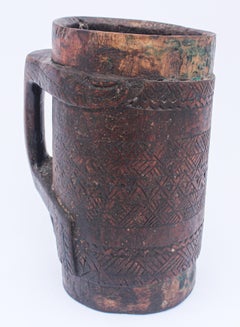 Bricco da latte tribale in legno intagliato a mano proveniente dal Nepal occidentale