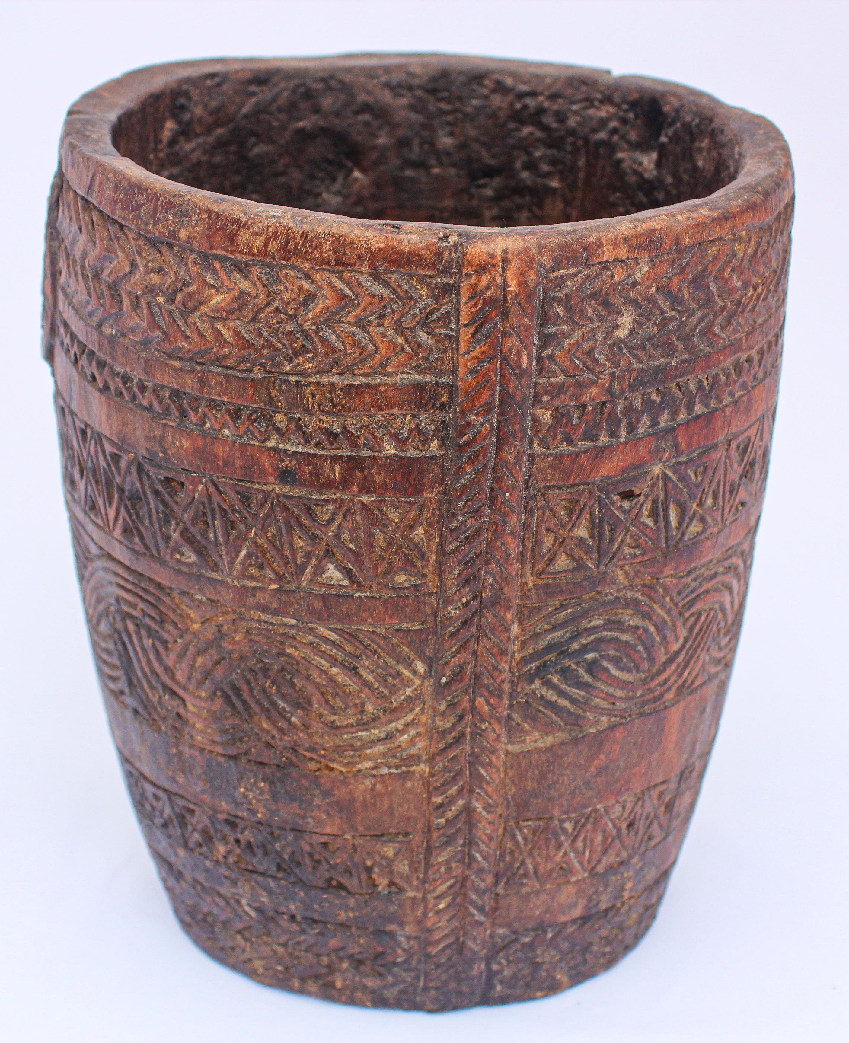 Vaso de Leche Tribal Nepalesa de Madera Tallada a Mano con Asa siglo XX en venta