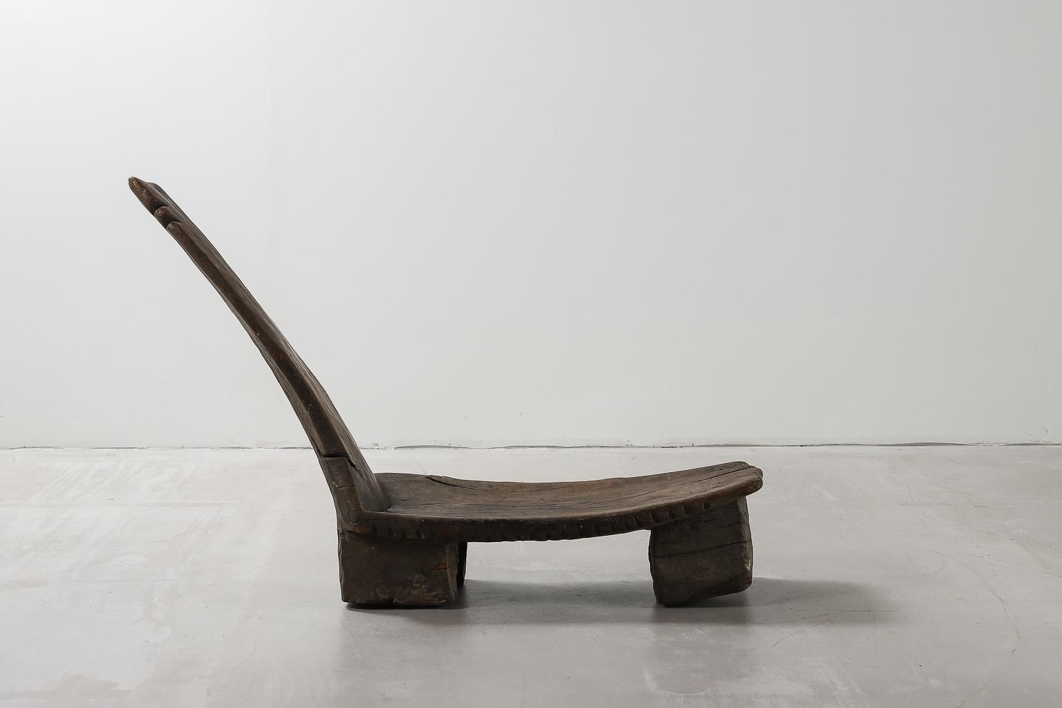 Chaise longue sculptée à la main à partir d'une seule pièce de bois dense. Magnifiques détails sculptés à la main et forme naturelle due au vieillissement du bois.