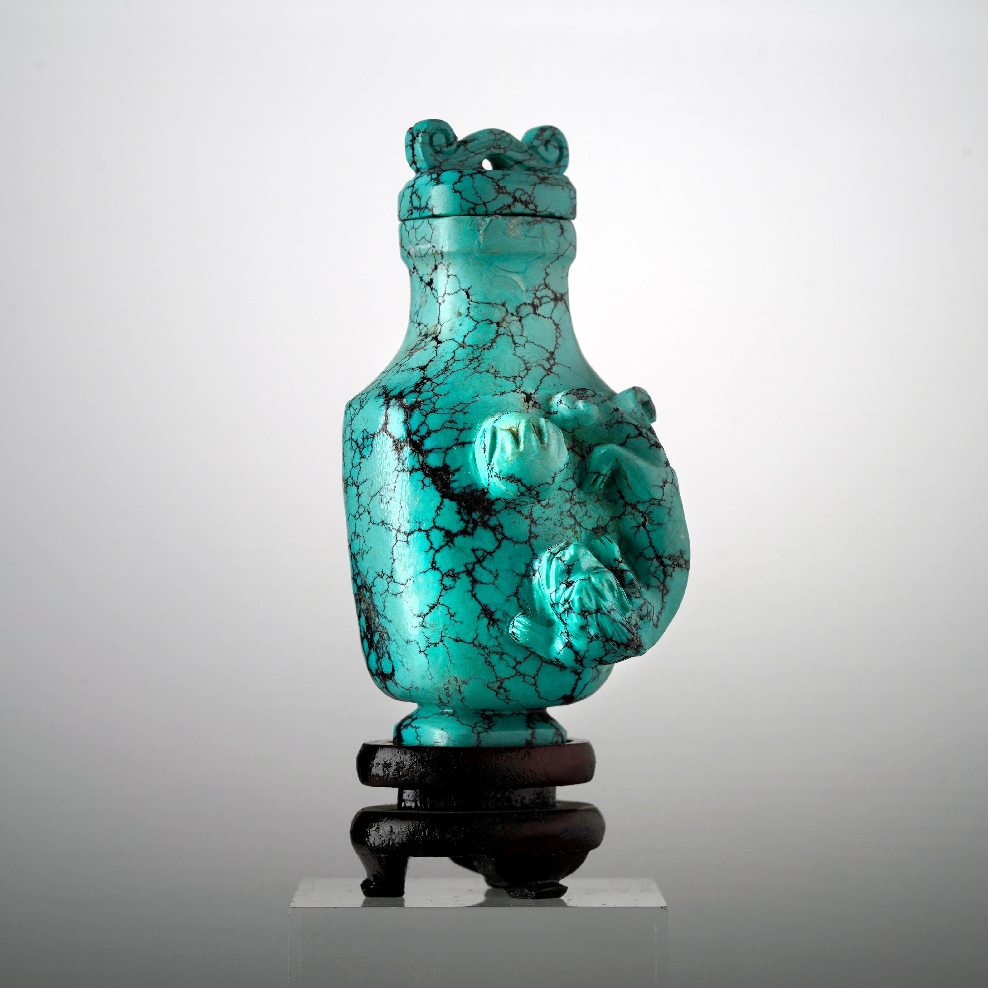 Chinois Bouteille à priser en turquoise sculptée à la main en vente