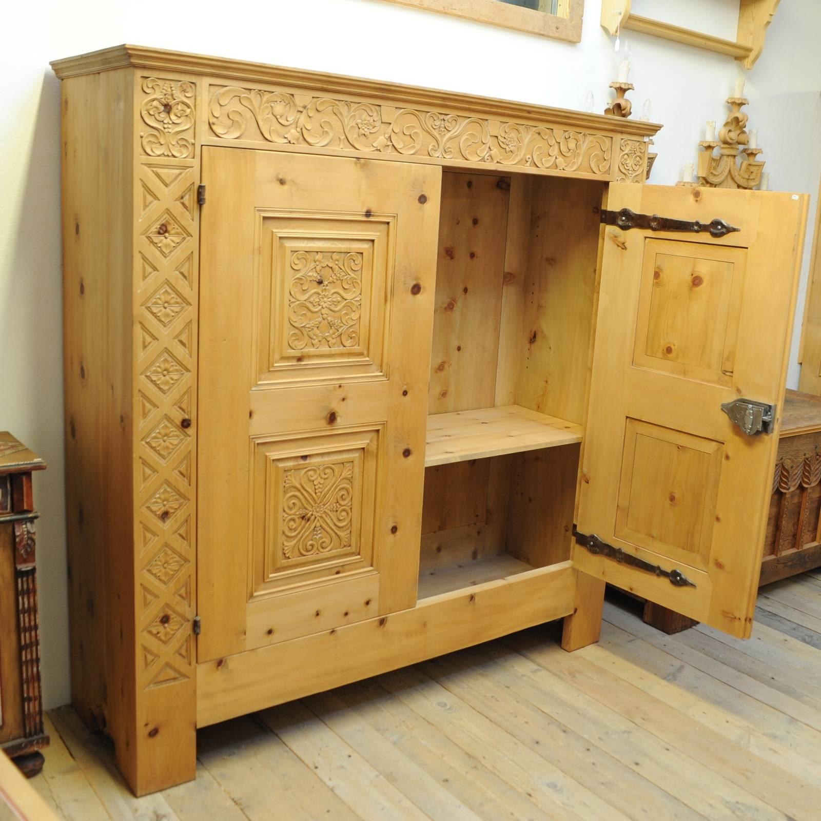 Hand Carved Two-Door Cabinet In New Condition For Sale In Milan, IT