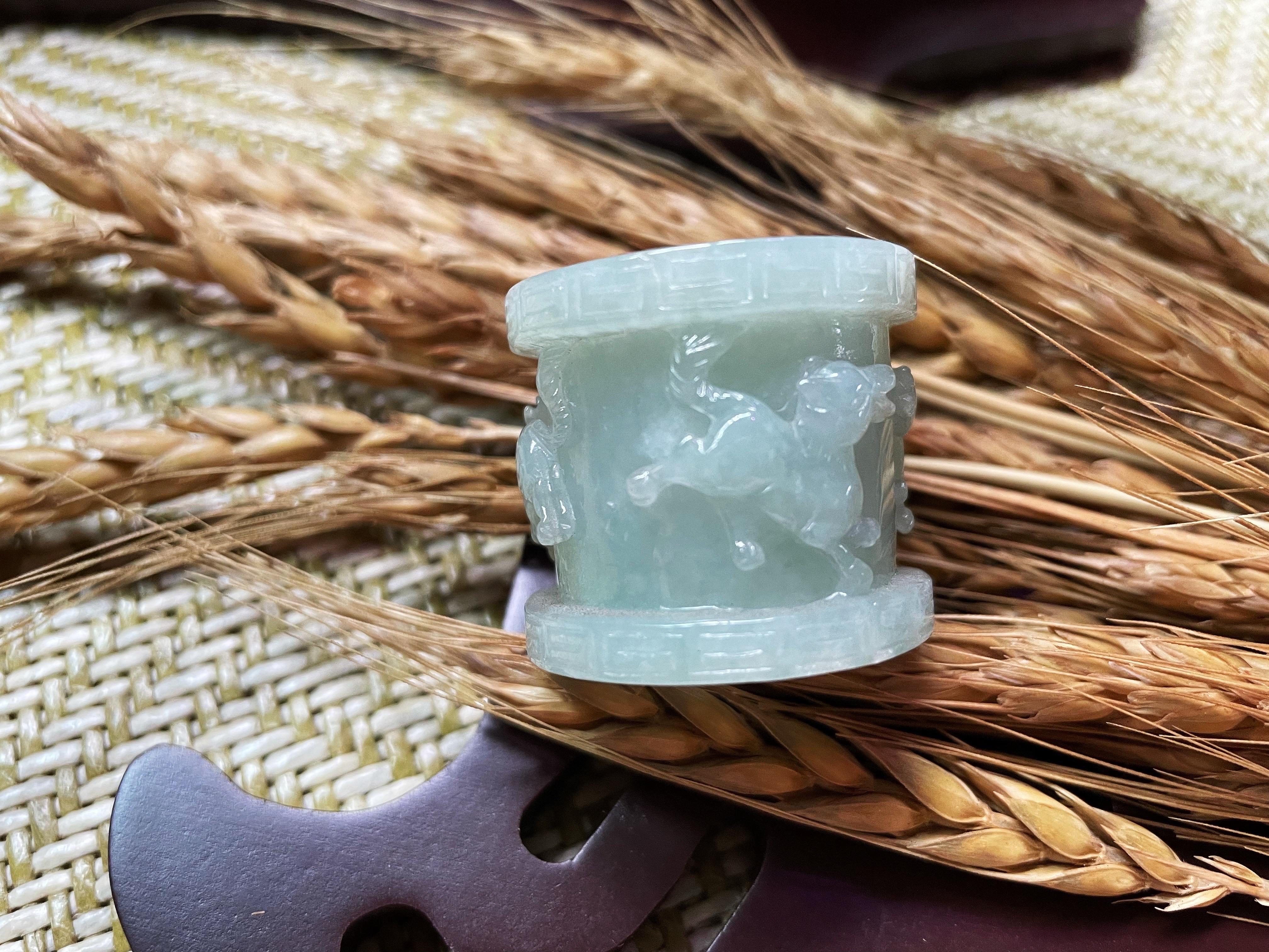 Voici une superbe bague/statue en jade pour le pouce, sculptée à la main dans du jade de type A de Myanmar, 100% naturel, non traité et non teinté. Cette pièce est sculptée dans le zodiac chinois de l'année des chiens, ce qui en fait un ajout unique