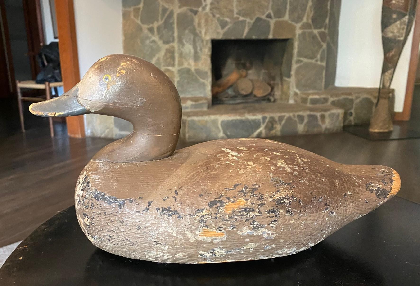 Un fantastique appelant en bois ancien, sculpté et peint à la main, datant du début ou du milieu du 20e siècle, destiné à attirer les canards ou les colverts. Cette pièce a une couleur et une texture magnifiques.

Il s'agit d'un excellent complément