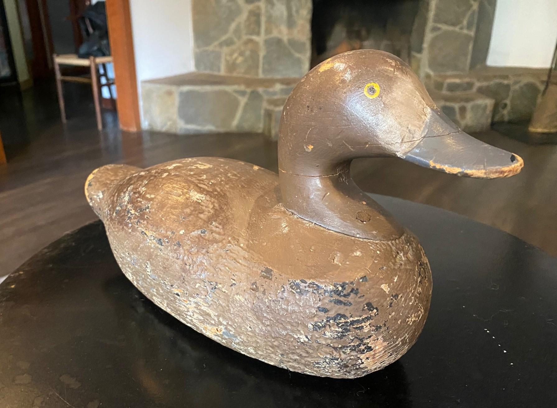 Sculpté à la main Sculpture en bois antique sculptée à la main canard colvert début 20ème siècle en vente