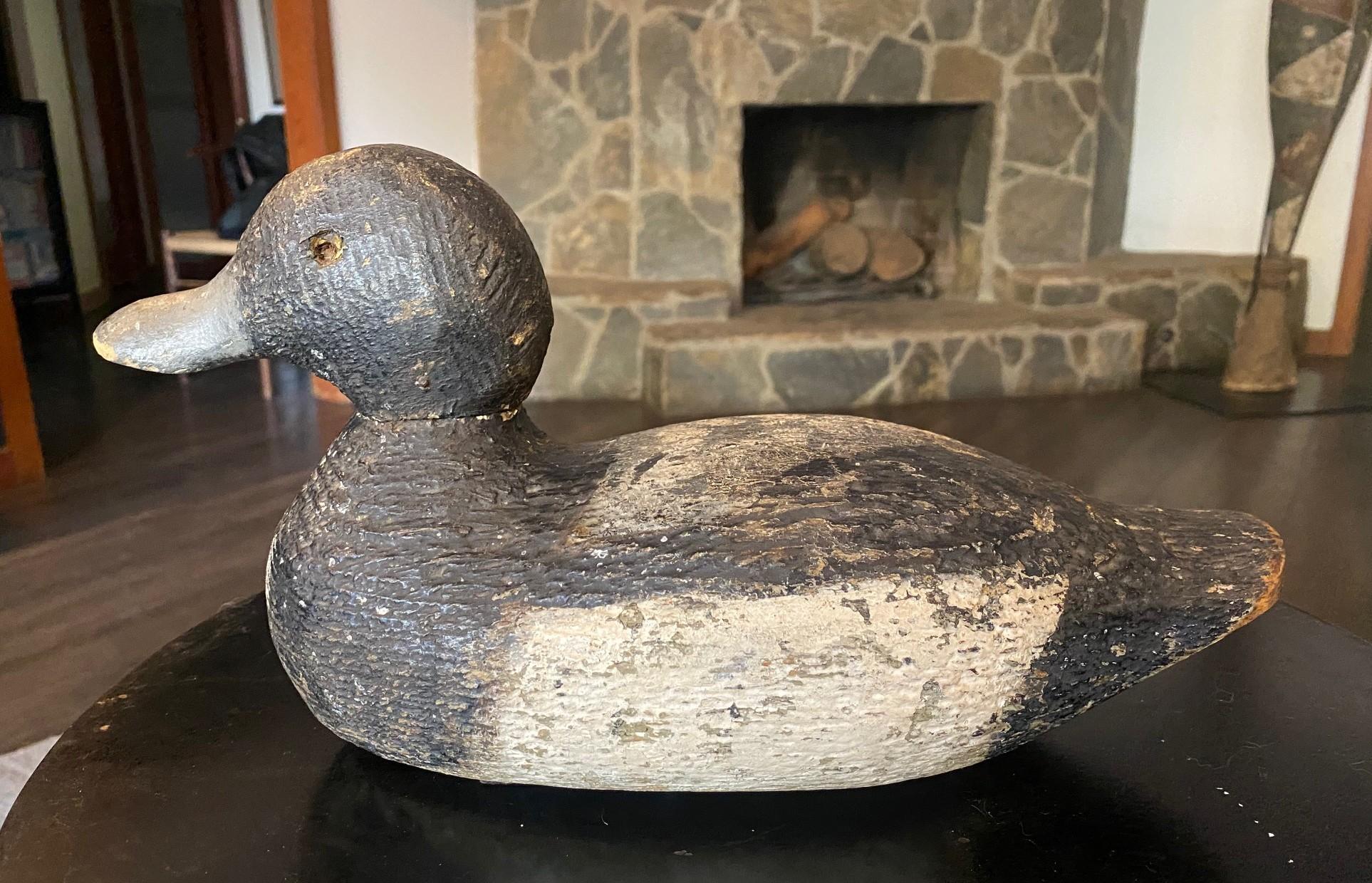 Un fantastique appelant en bois ancien, sculpté et peint à la main, datant du début ou du milieu du 20e siècle, destiné à attirer les canards ou les colverts. Cette pièce a une couleur (remarquez la tache latérale blanche sur le corps sombre) et une