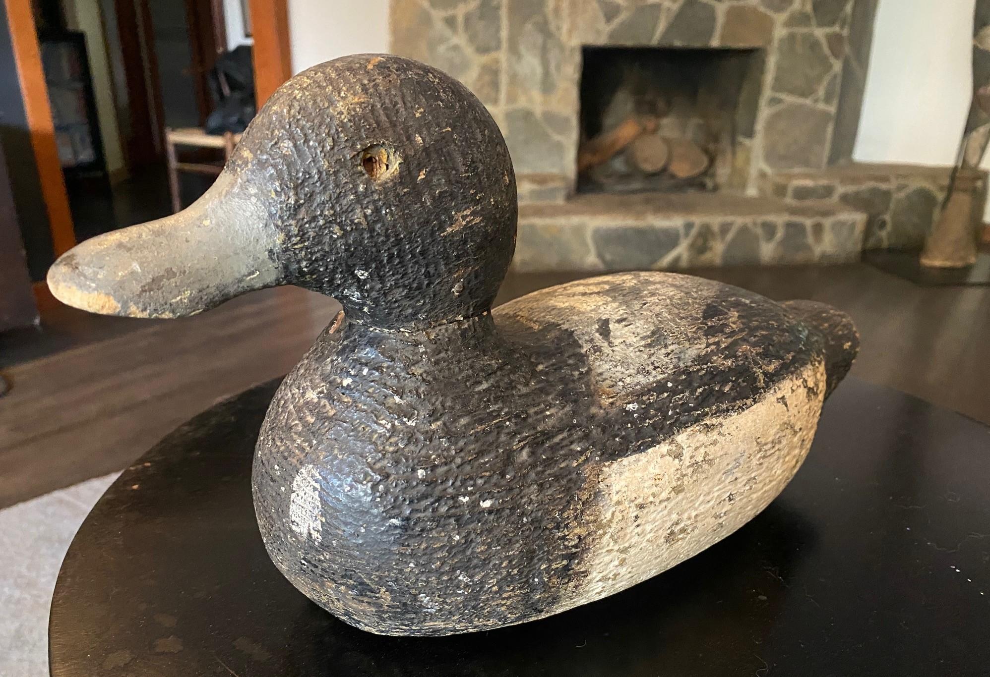 Sculpté à la main Sculpture en bois antique sculptée à la main canard colvert début 20ème siècle en vente