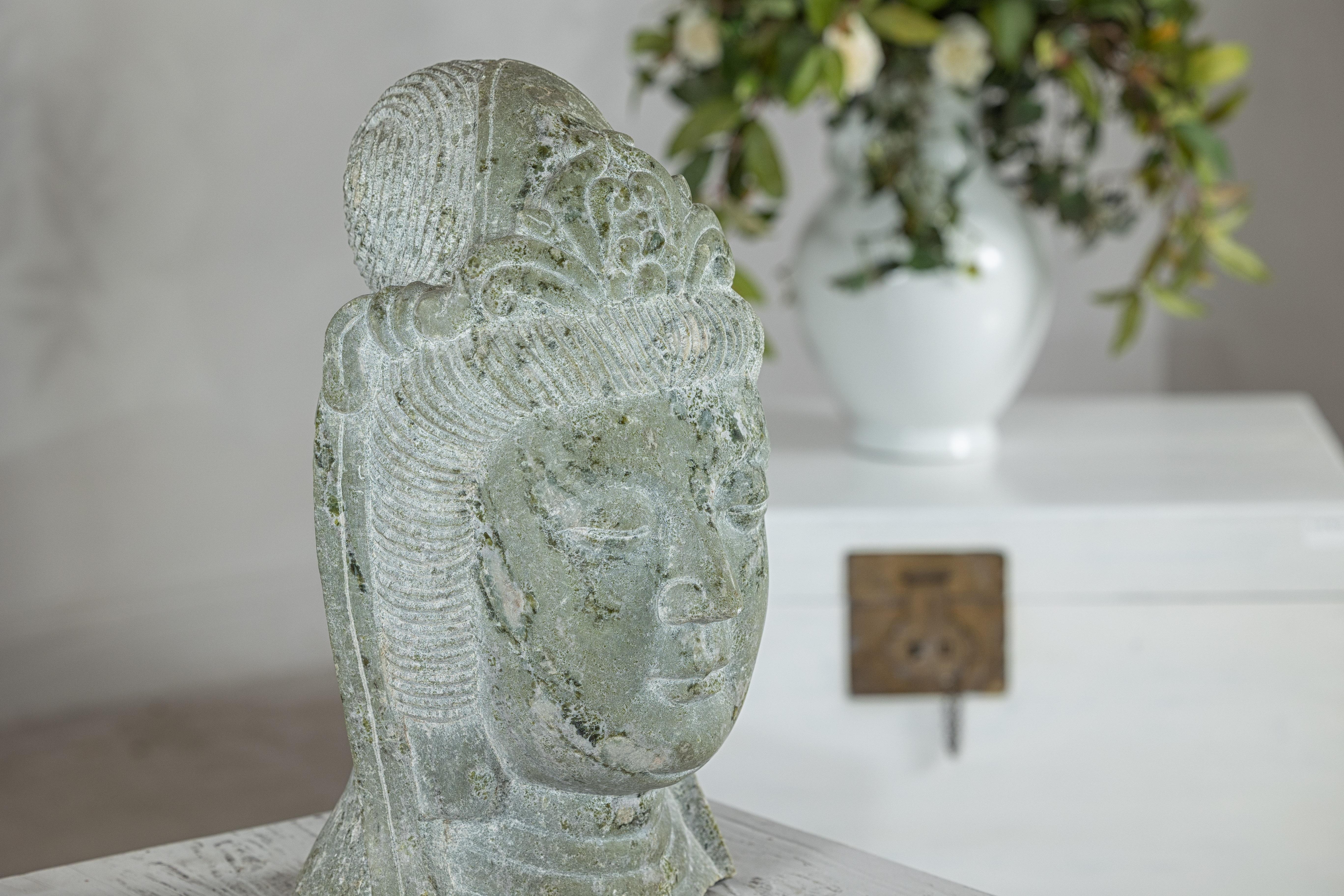 Scultura di testa di Quán Yīn cinese d'epoca intagliata a mano con patina naturale in vendita 4