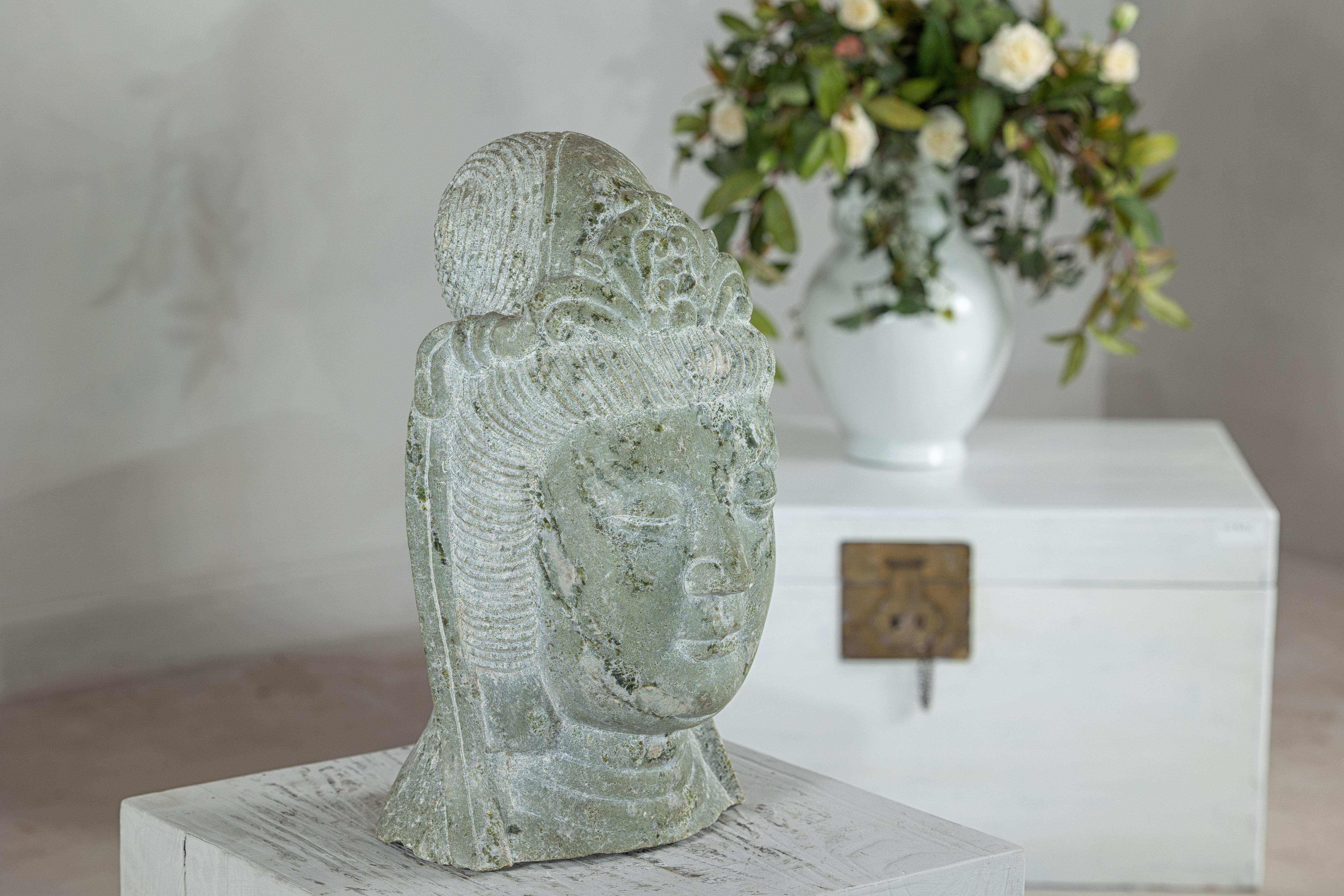 Scultura di testa di Quán Yīn cinese d'epoca intagliata a mano con patina naturale in vendita 5