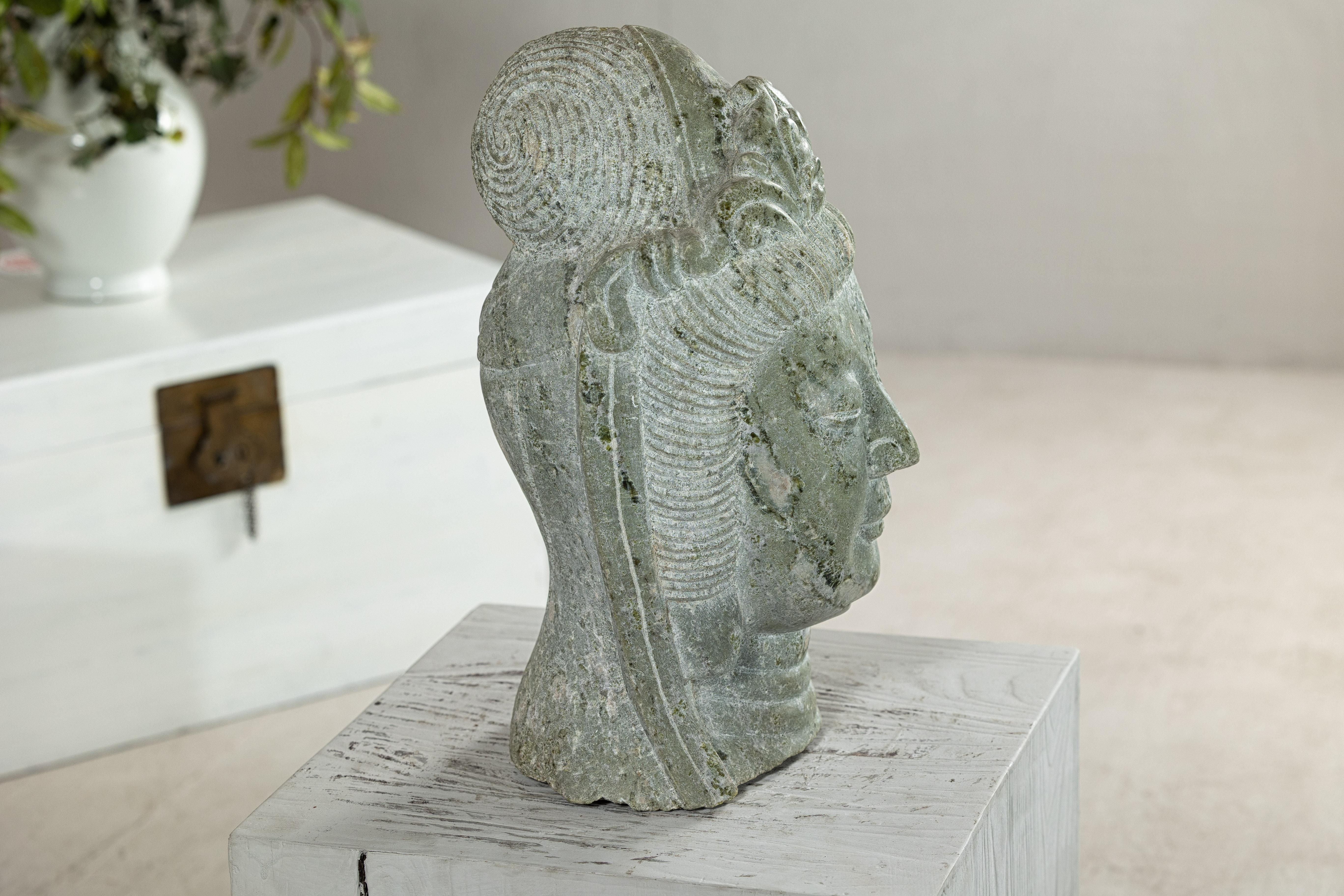 Scultura di testa di Quán Yīn cinese d'epoca intagliata a mano con patina naturale in vendita 6