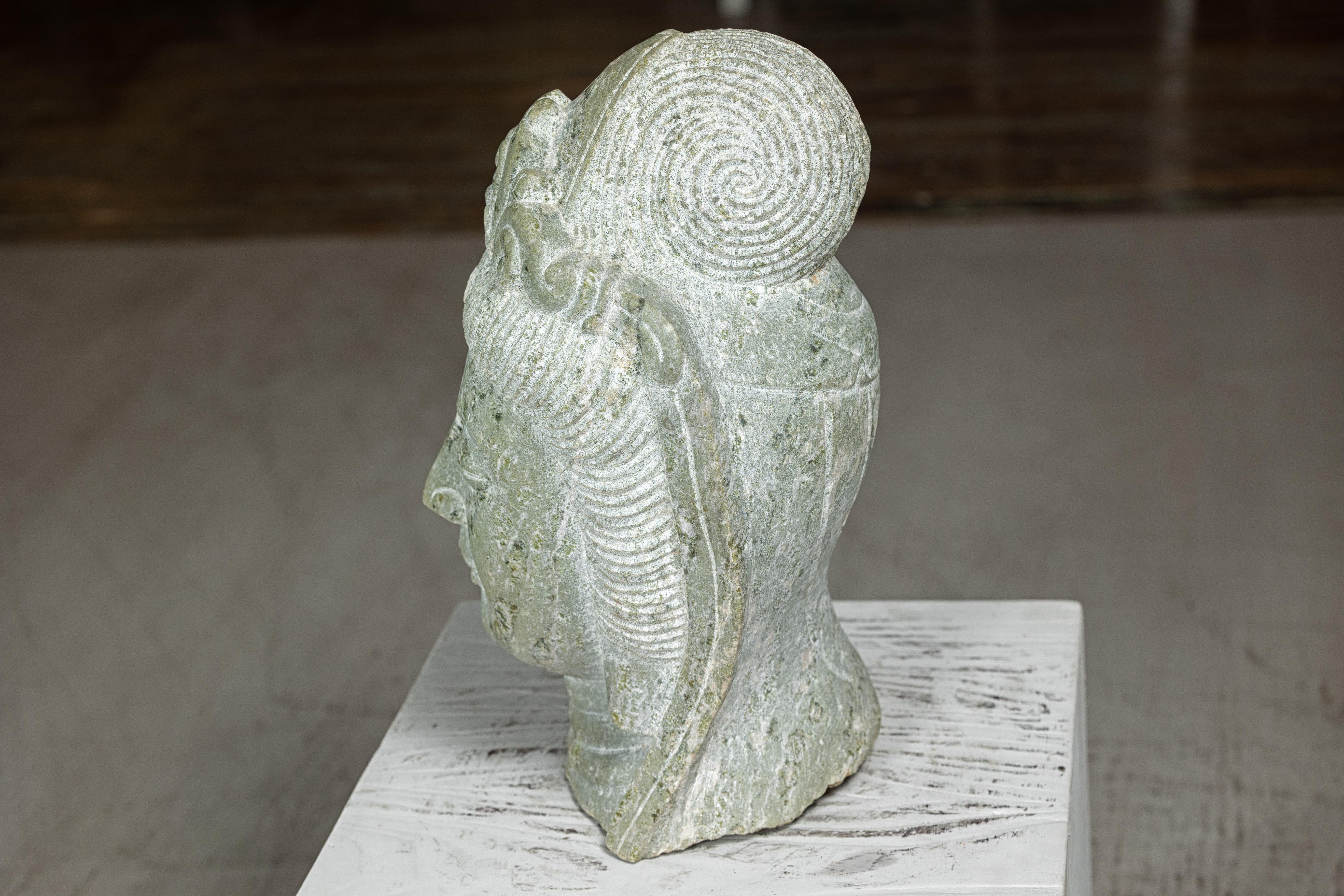 Scultura di testa di Quán Yīn cinese d'epoca intagliata a mano con patina naturale in vendita 8