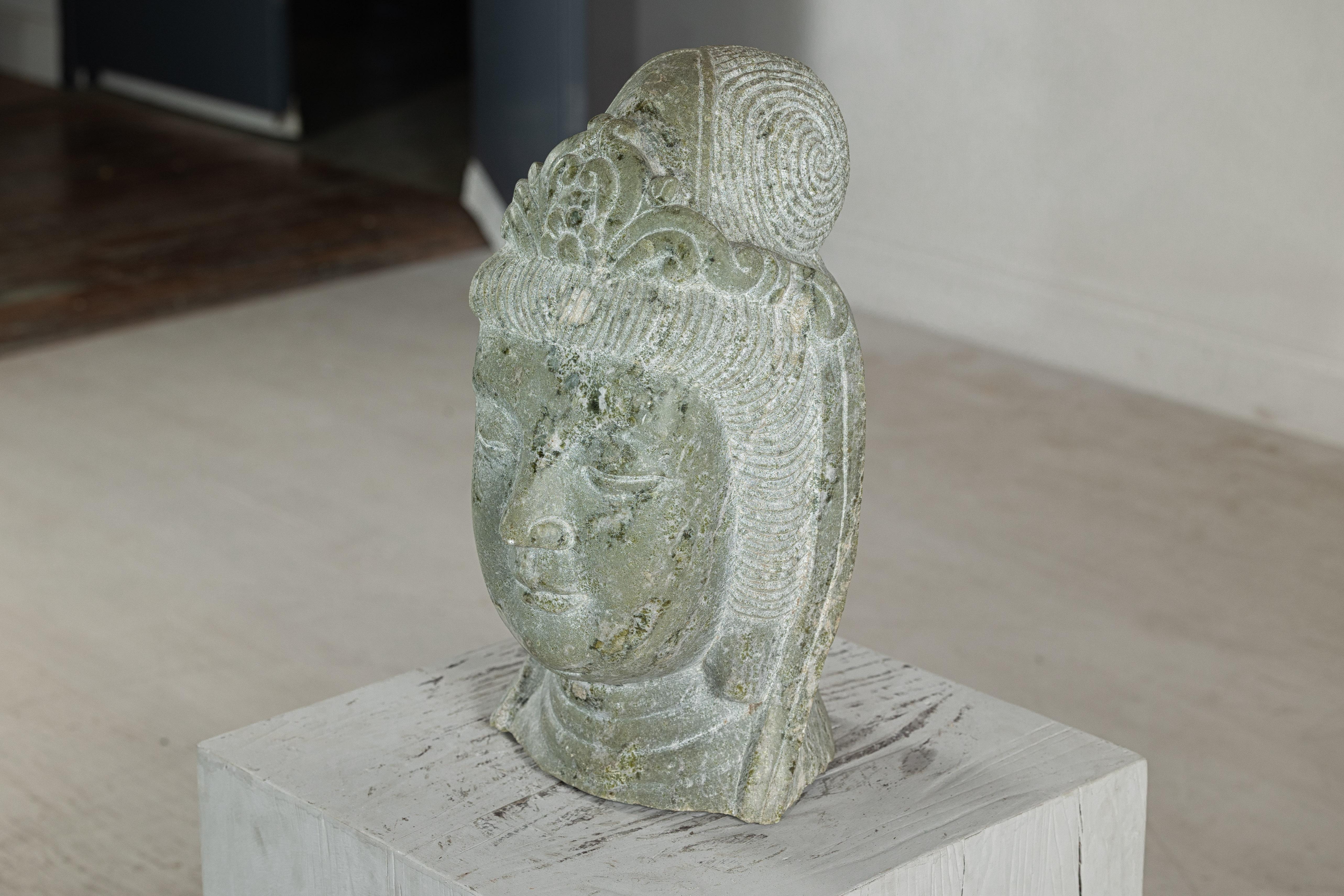 Scultura di testa di Quán Yīn cinese d'epoca intagliata a mano con patina naturale in vendita 9