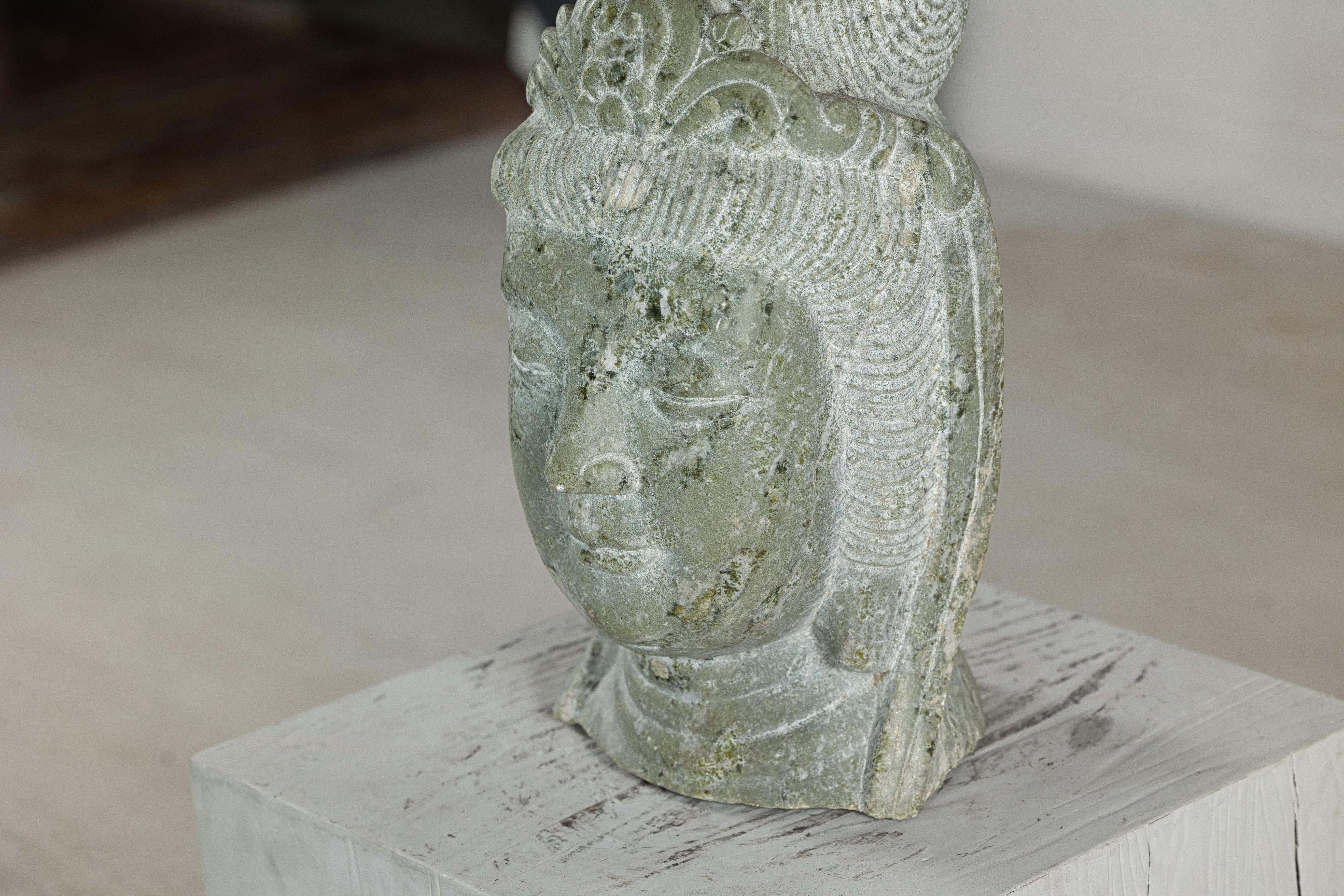Scultura di testa di Quán Yīn cinese d'epoca intagliata a mano con patina naturale in vendita 10