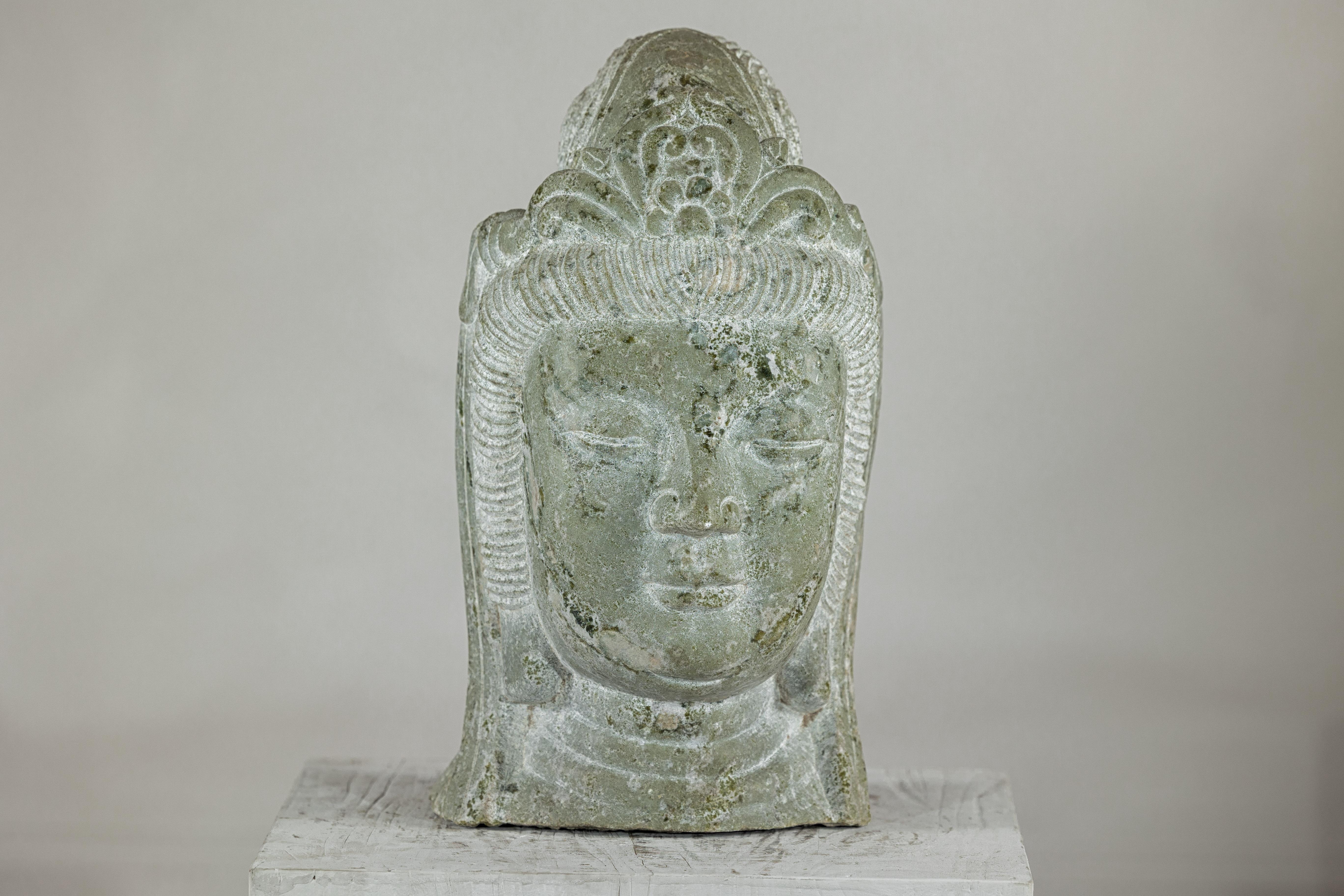 Scultura di testa di Quán Yīn cinese d'epoca intagliata a mano con patina naturale in vendita 11