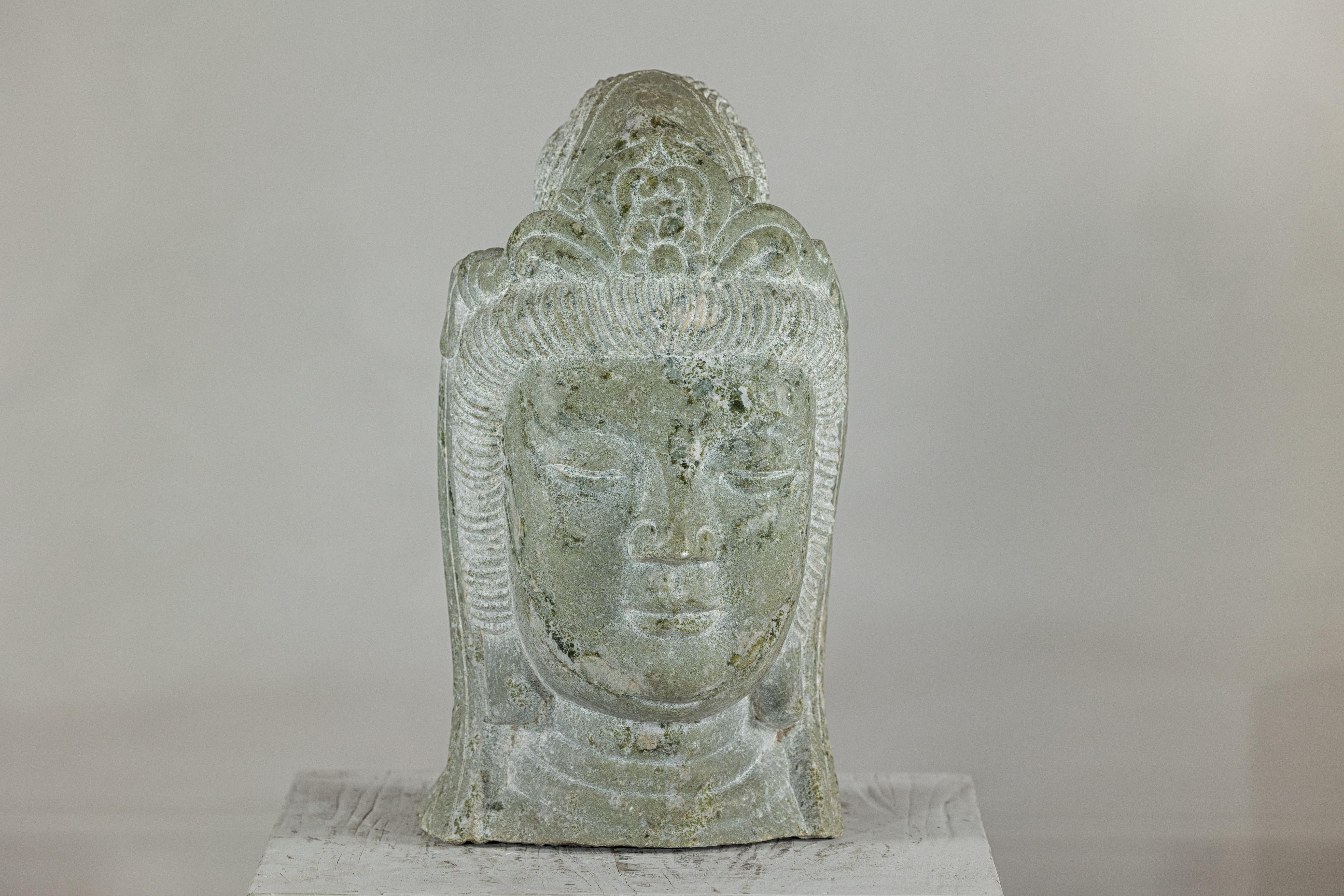 Cinese Scultura di testa di Quán Yīn cinese d'epoca intagliata a mano con patina naturale in vendita