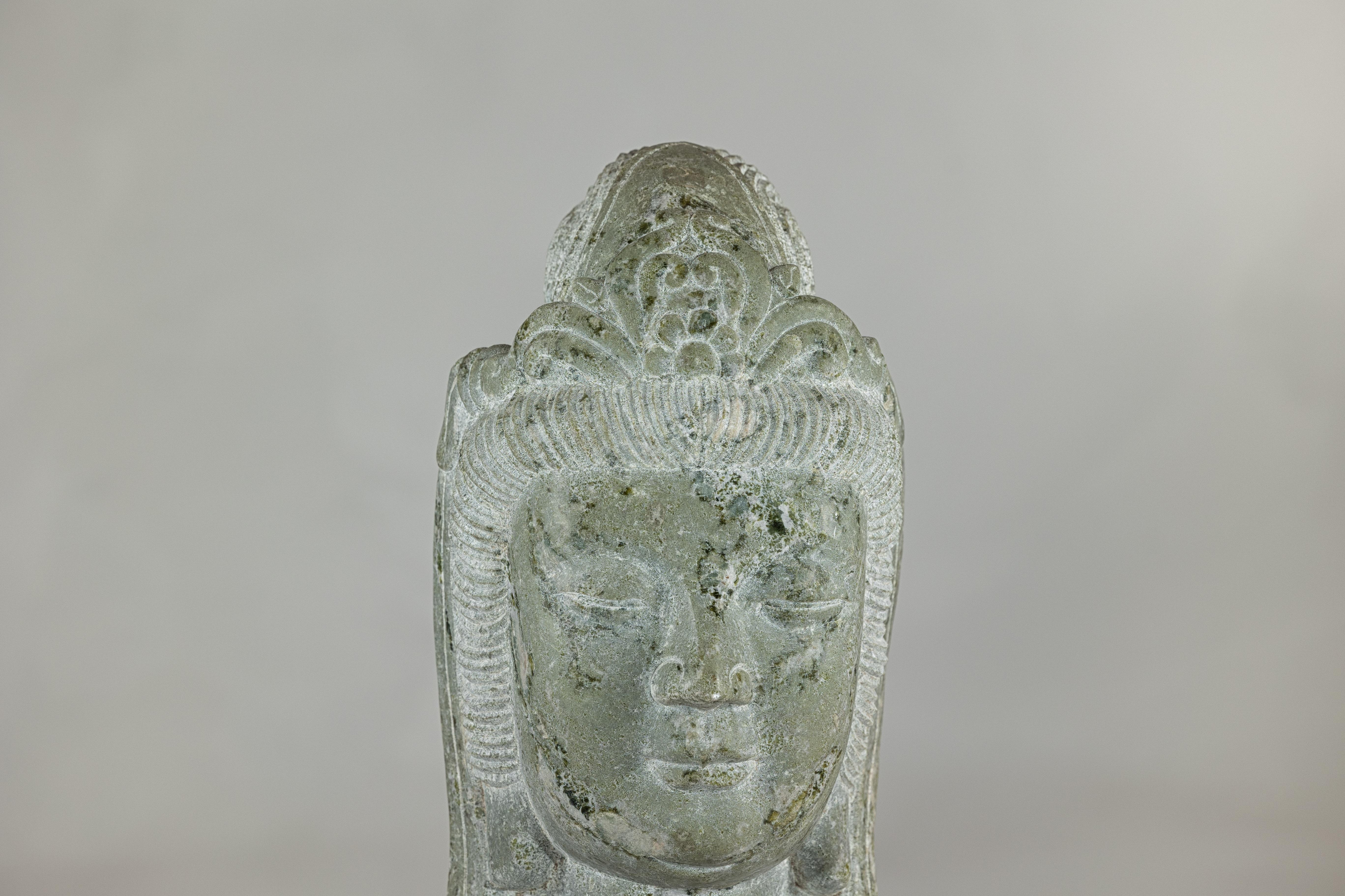 Intagliato a mano Scultura di testa di Quán Yīn cinese d'epoca intagliata a mano con patina naturale in vendita