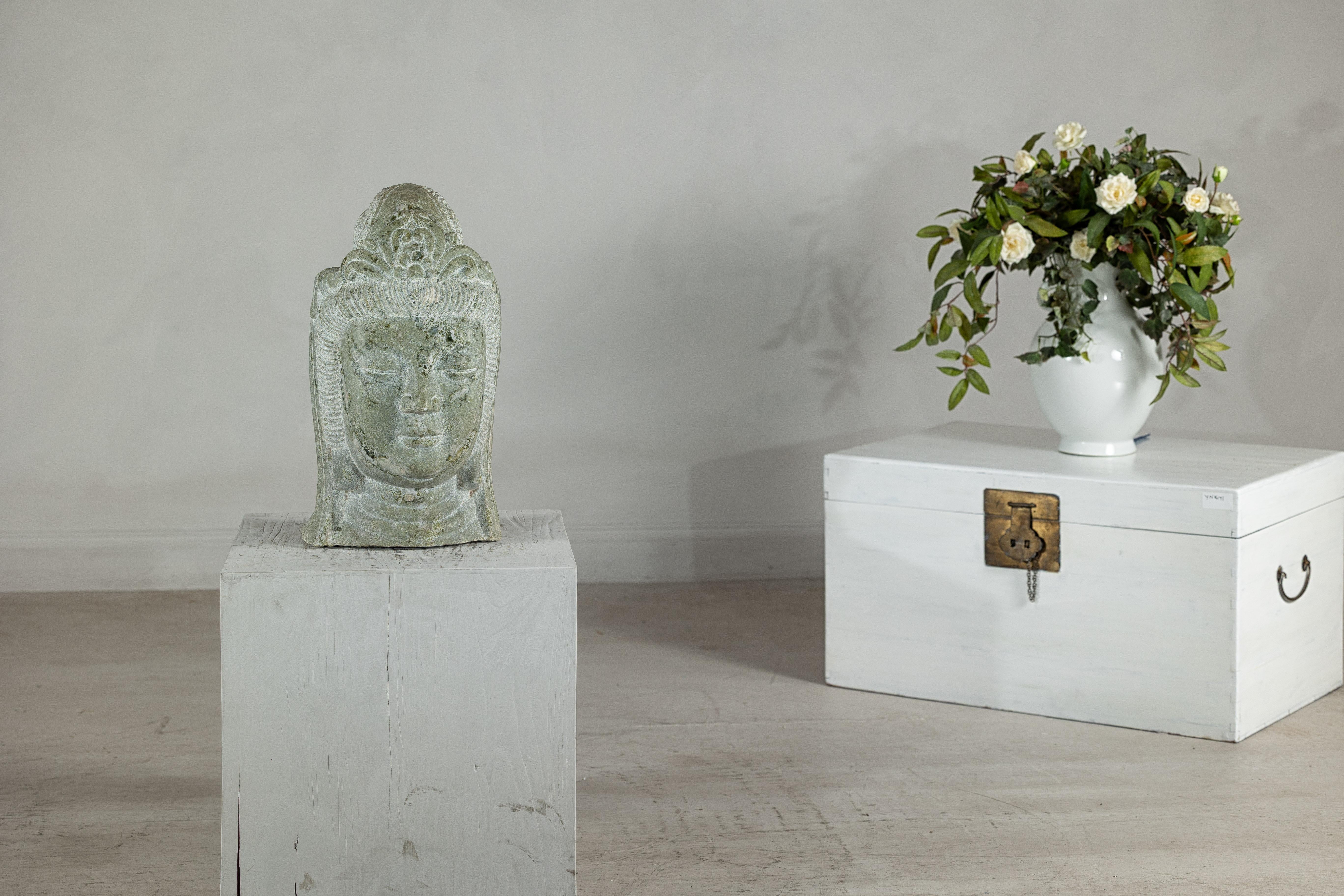 XX secolo Scultura di testa di Quán Yīn cinese d'epoca intagliata a mano con patina naturale in vendita