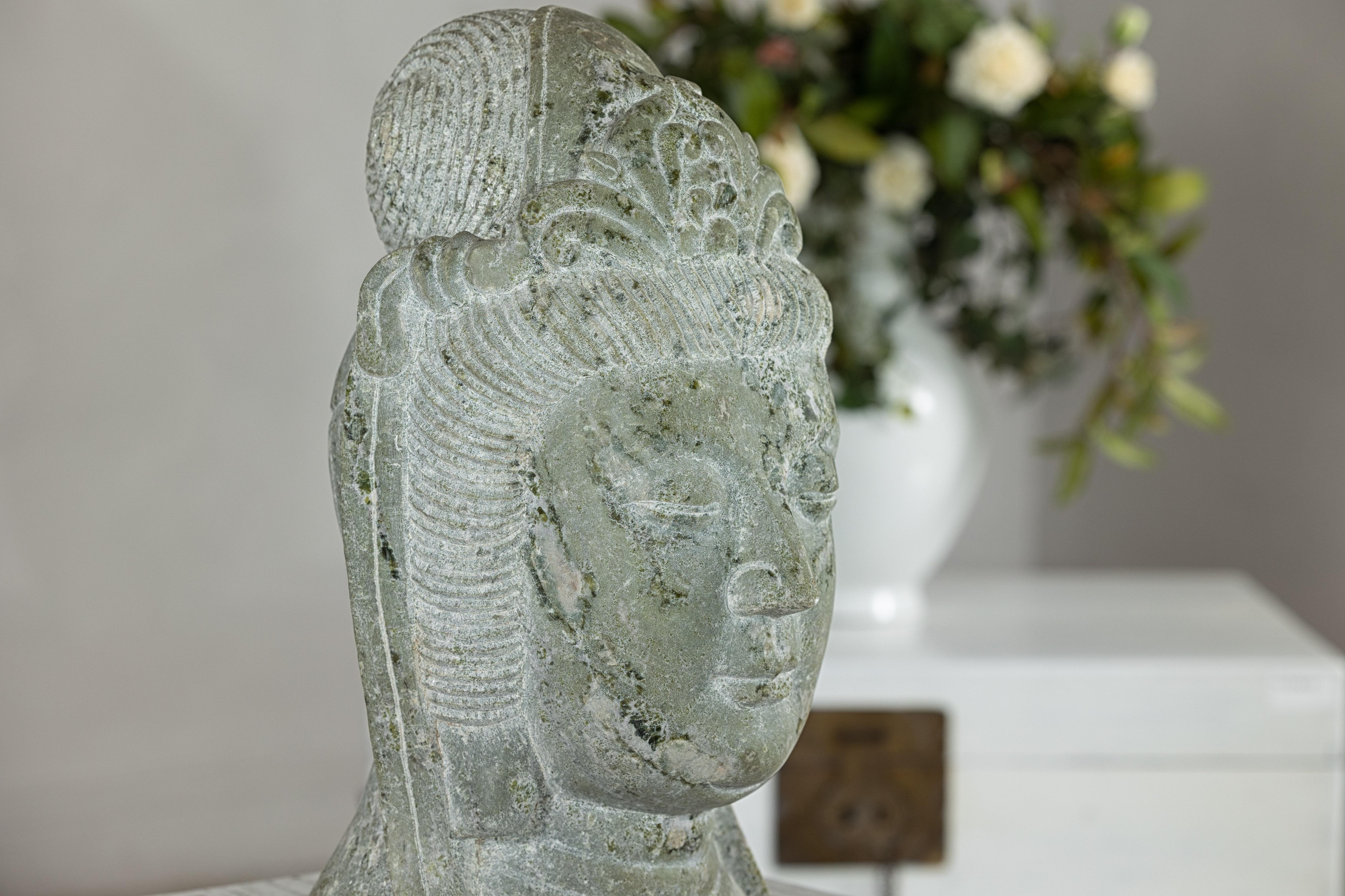 Scultura di testa di Quán Yīn cinese d'epoca intagliata a mano con patina naturale in vendita 1