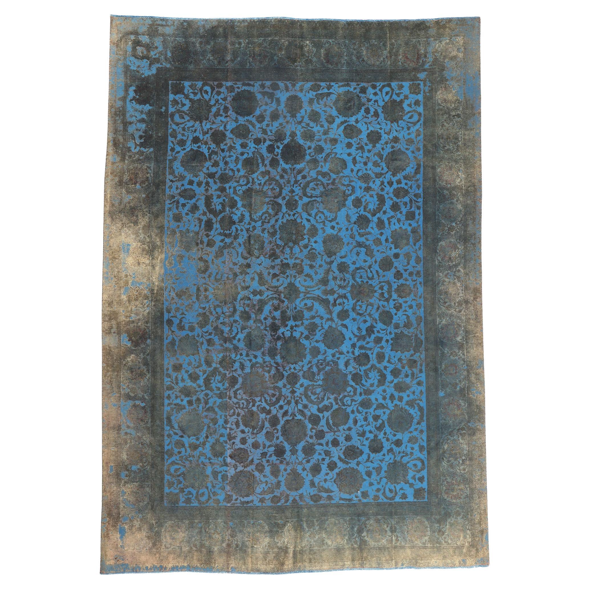 Tappeto vintage persiano sovratinto blu intagliato a mano dal fascino moderno ed eclettico in vendita