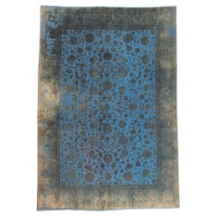 Tapis persan bleu vintage sculpté à la main avec breloque moderne et éclectique