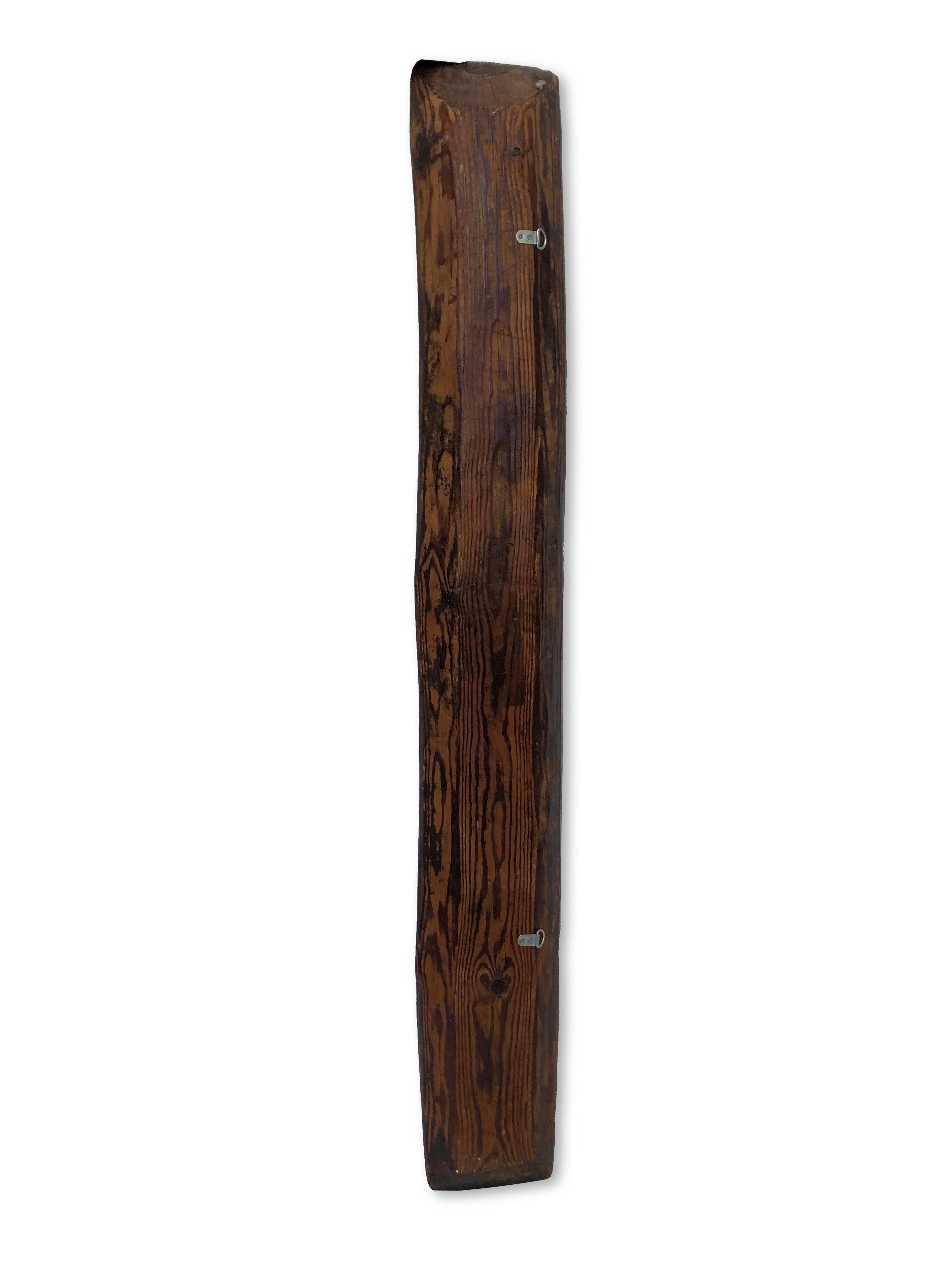 Handgeschnitzter Teigaufleger aus Holz, um 1900. Dieser rustikale Teigträger in Form eines schmalen, in acht Abschnitte unterteilten Troges wurde früher verwendet, um den Teig während des Gärens aufzubewahren. Sein handgeschnitztes Design sorgt für