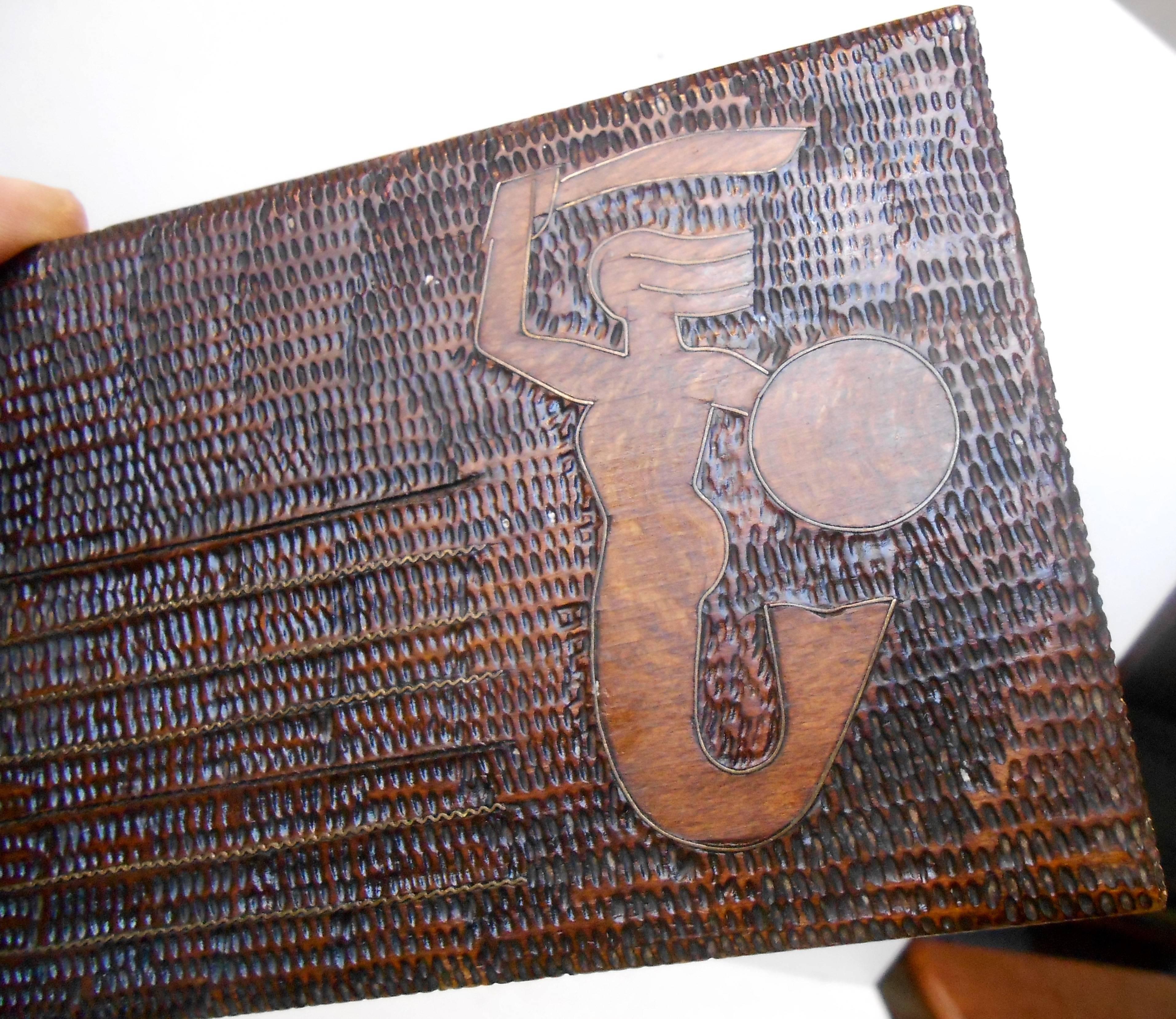 Boîte d'art Volk sculptée à la main avec sirène et intarsia en laiton, Varsovie en vente 2