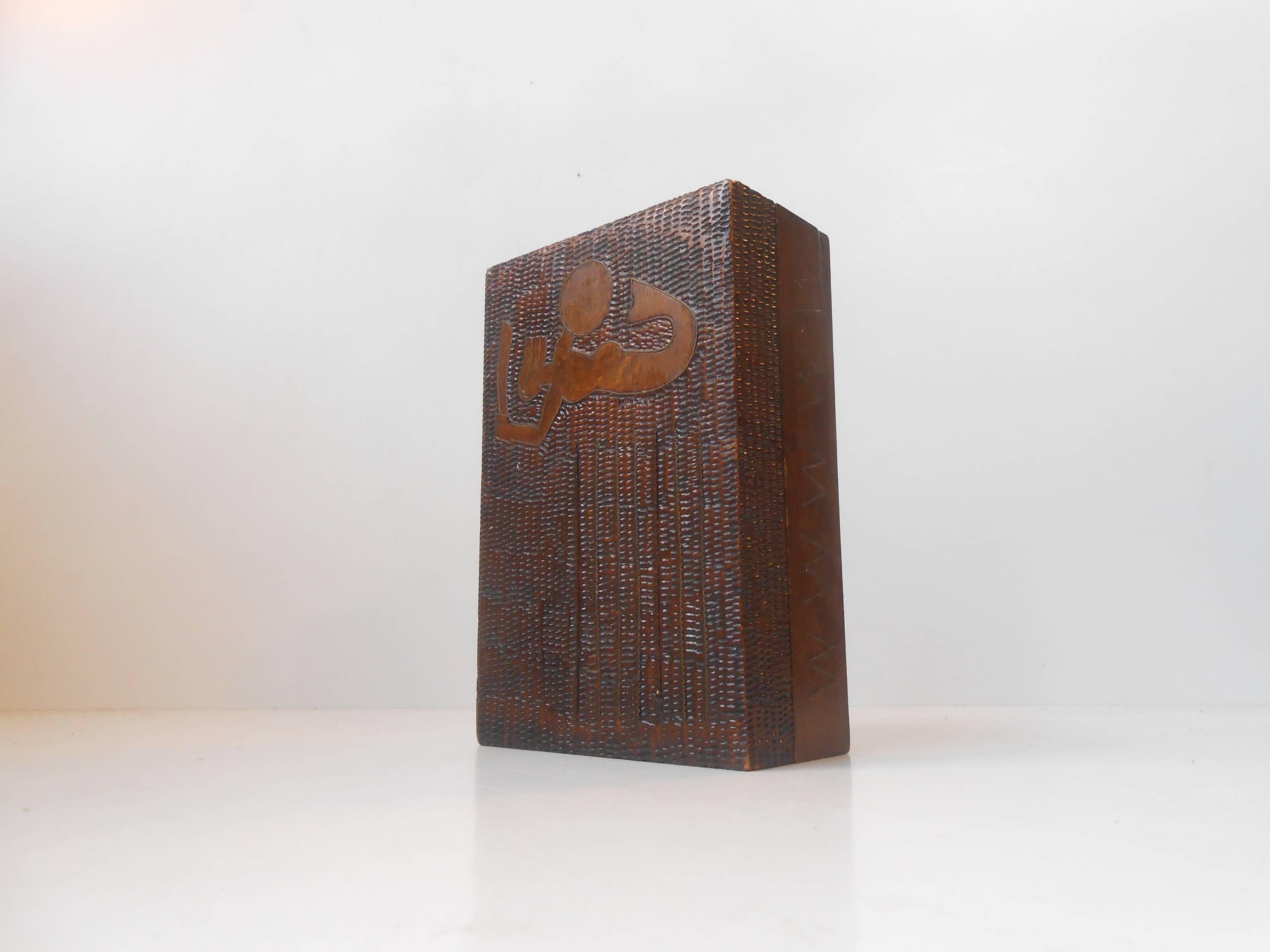 Début du 20ème siècle Boîte d'art Volk sculptée à la main avec sirène et intarsia en laiton, Varsovie en vente