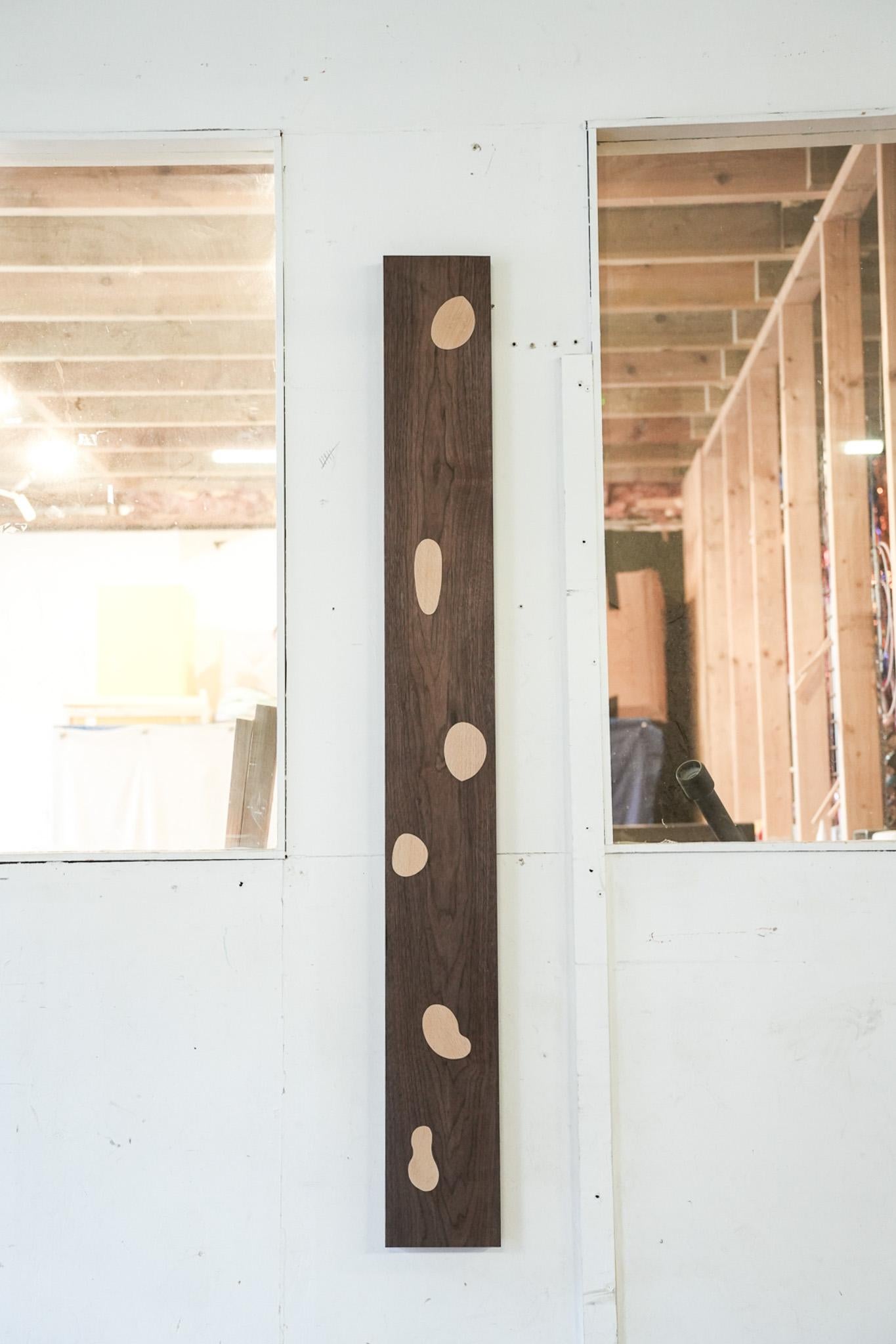 Art mural et pièce sculpturale uniques fabriqués à la main à partir de bois de noyer et de hêtre par Gareth 'Goldfinch' Brookes, concepteur et fabricant primé. Chaque forme unique a été méticuleusement ciselée à la main pour créer une magnifique