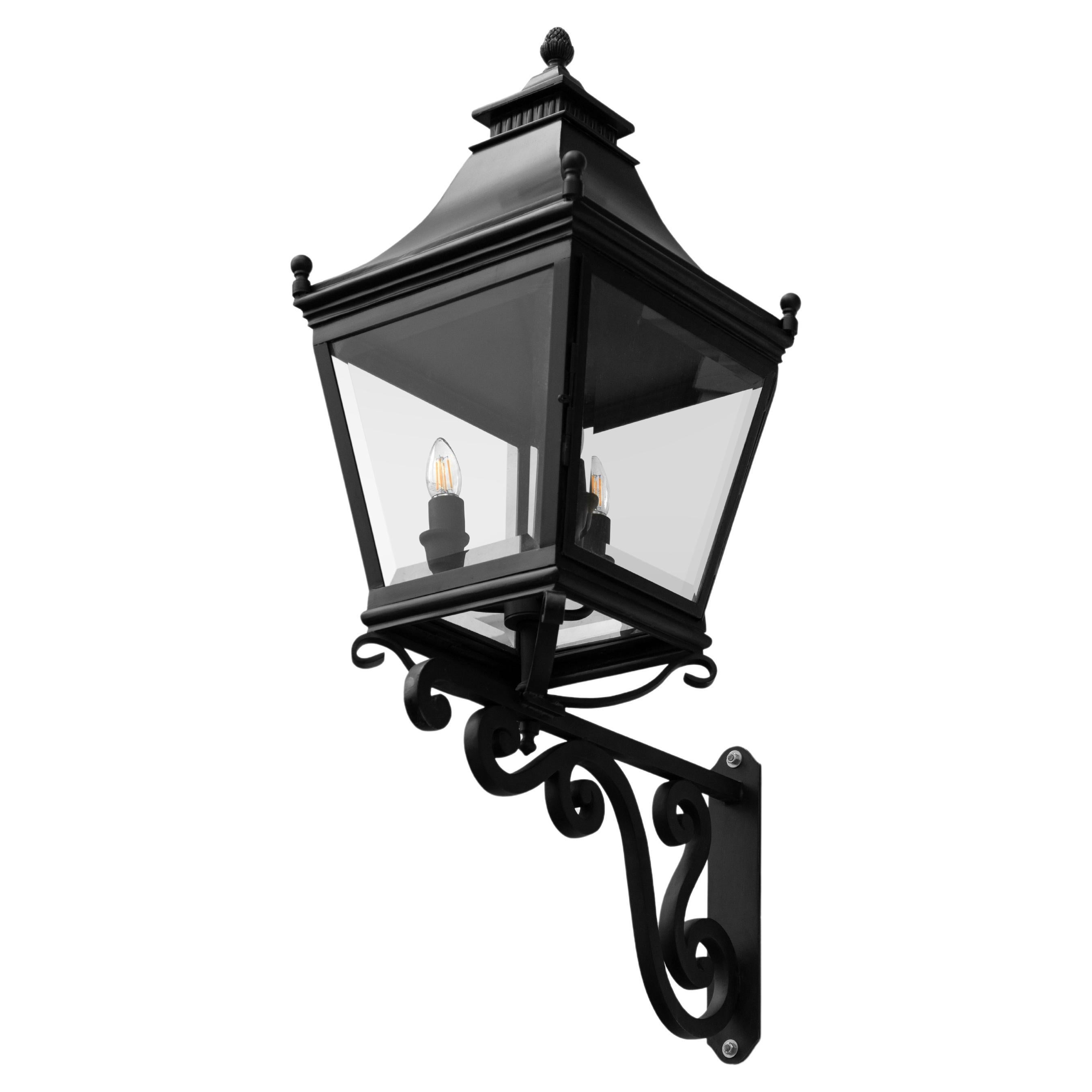Lampe murale sculptée à la main en bronze en vente