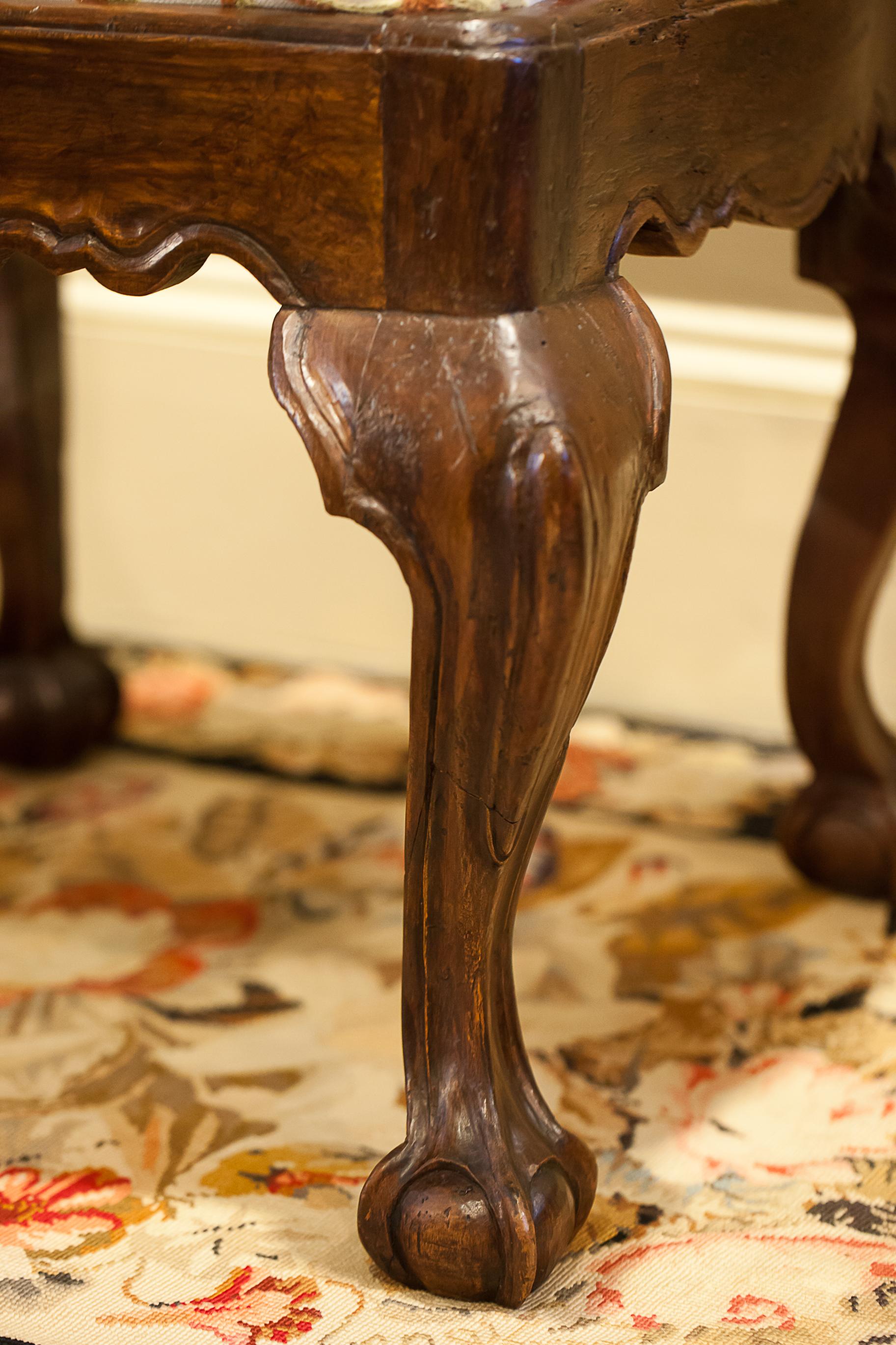 Hand-Carved Walnut Ball-and-Claw Stool, Portugal, circa 1800 For Sale 4