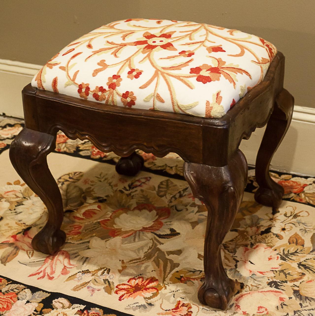 Portuguese Hand-Carved Walnut Ball-and-Claw Stool, Portugal, circa 1800 For Sale