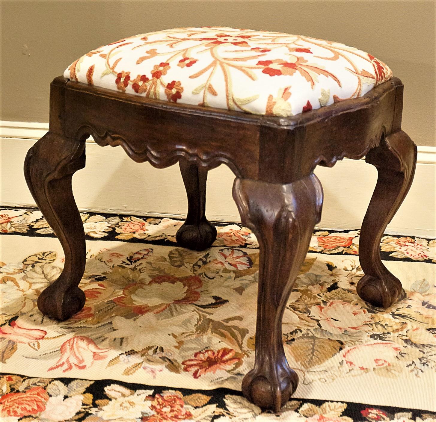 Hand-Carved Walnut Ball-and-Claw Stool, Portugal, circa 1800 In Good Condition For Sale In Alexandria, VA