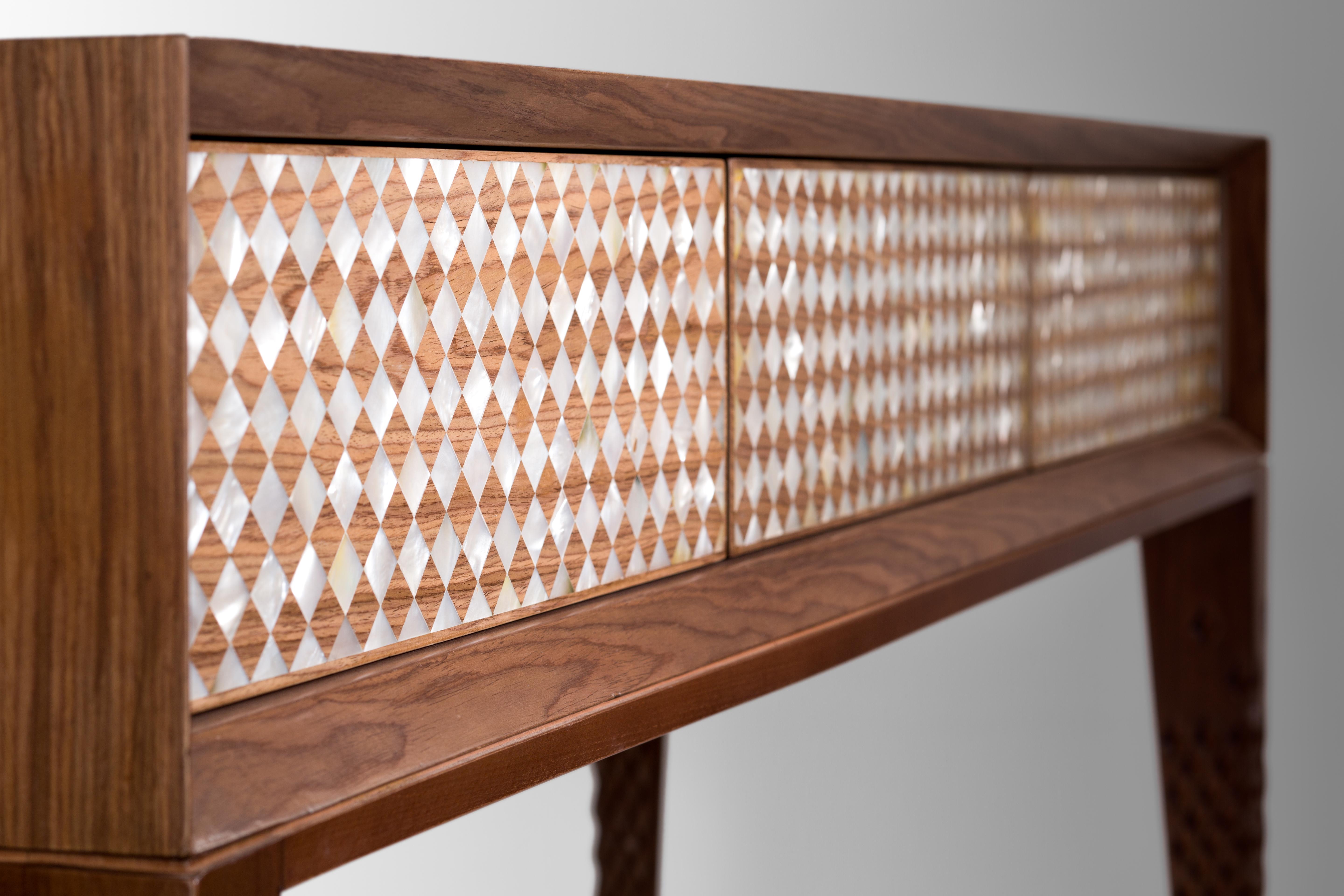 Hand-Carved Walnut Console with Intricate Mother-of-pearl Geometric Design In New Condition For Sale In Cairo, EG