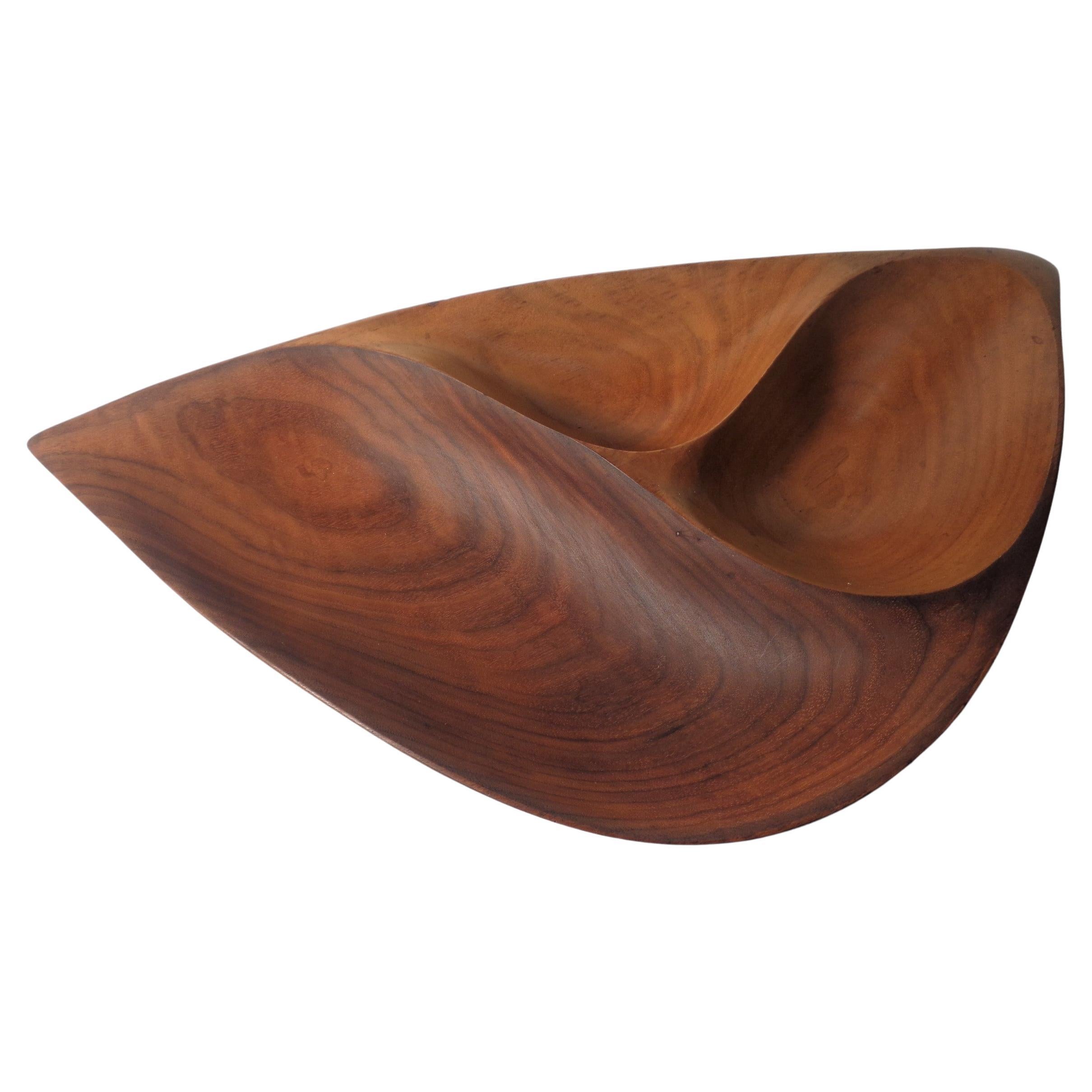 American studio hand crafted walnut free-form compartmentalized bowl by Emil Milan. Hand signed EMilan Walnut on underside bottom. Beautifully figured grain w/ nice rich color to wood. Circa 1950's. Look at all pictures and read condition report in