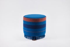 Otomana Lupa Tapizada con Patas de Nogal Tallado a Mano by Martin & Brocket