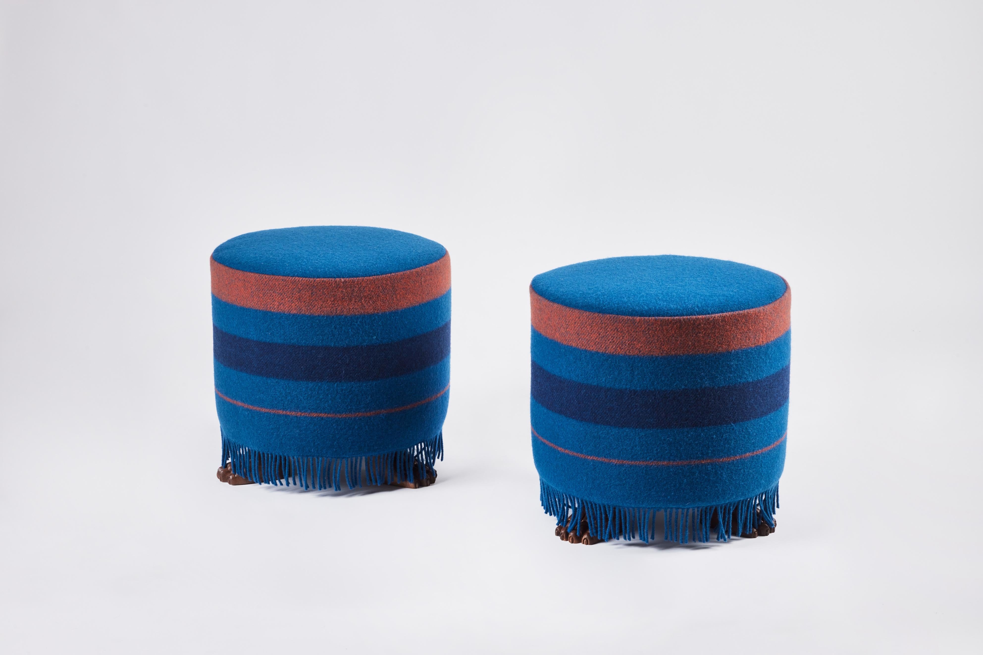 Americano Pouf imbottito Lupa in noce intagliato a mano con piedi a zampa di Martine & Brocket in vendita