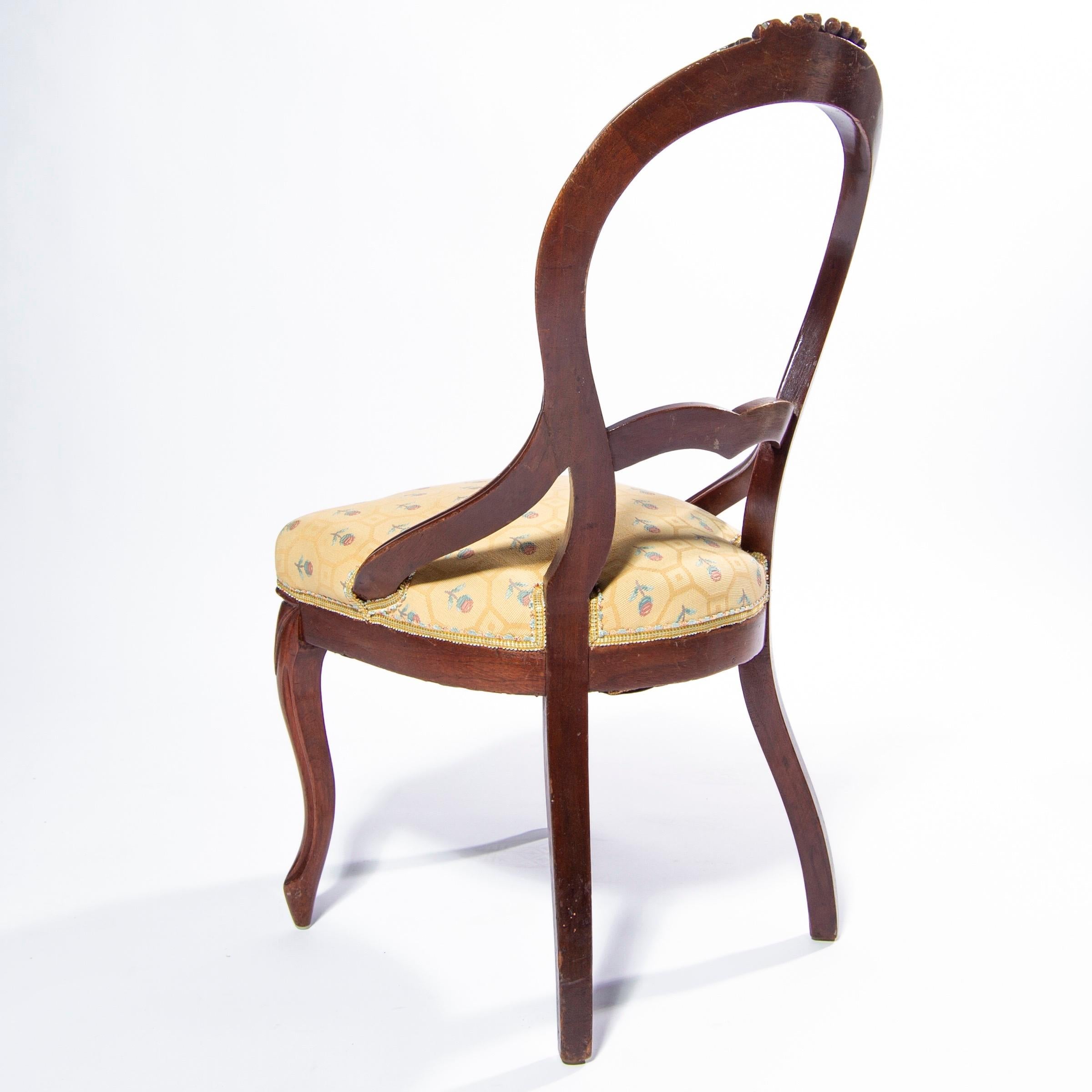 Hand Carved Walnut Queen Anne Chair with Grape motif, England In Good Condition In Miami, FL