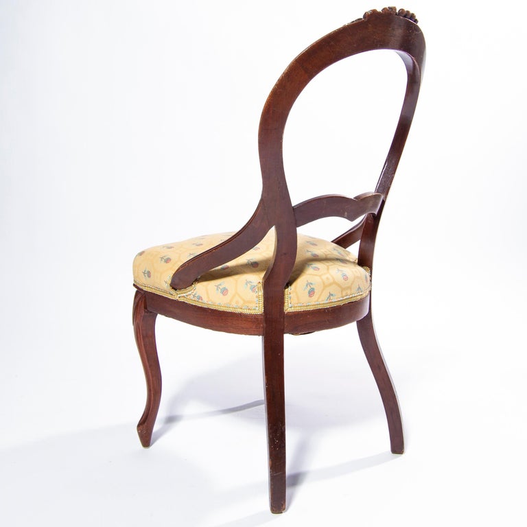 Chaise Queen Anne en noyer sculpté à la main avec motif de raisin
