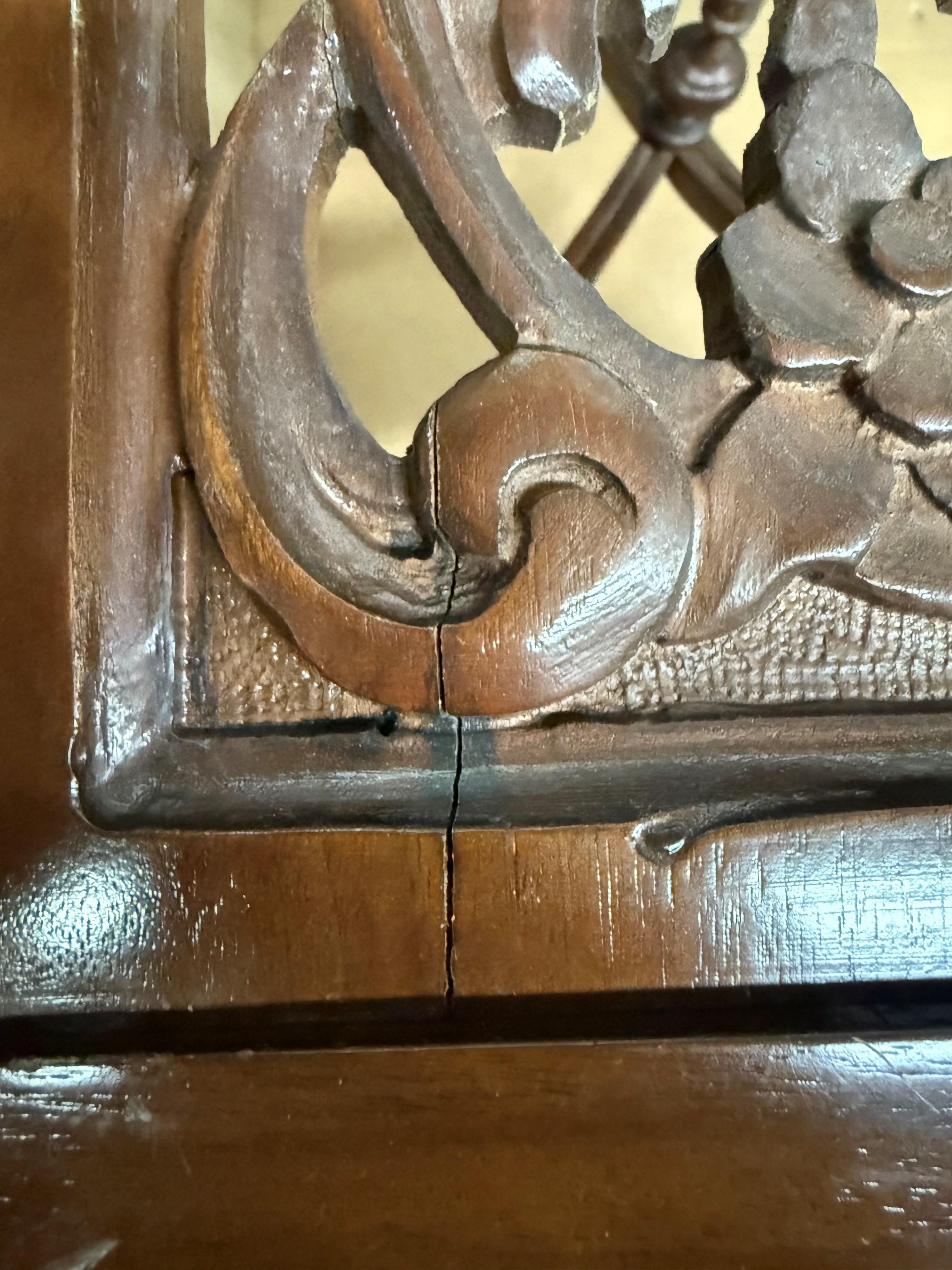 20ième siècle Table d'appoint en noyer sculptée à la main en vente