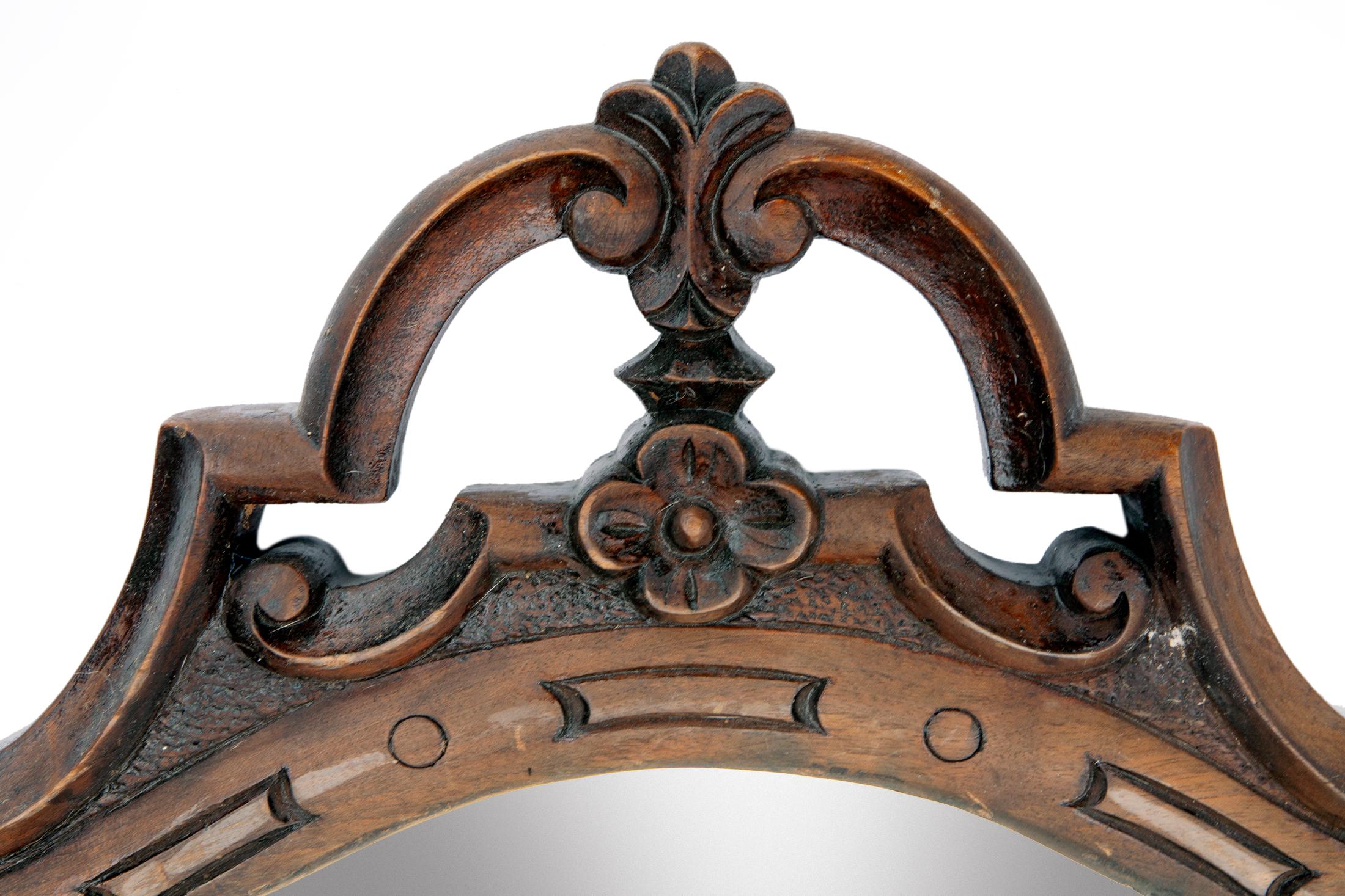 Handgeschnitzter Nussbaum Victorian Crowned Entry Mirror im Angebot 1