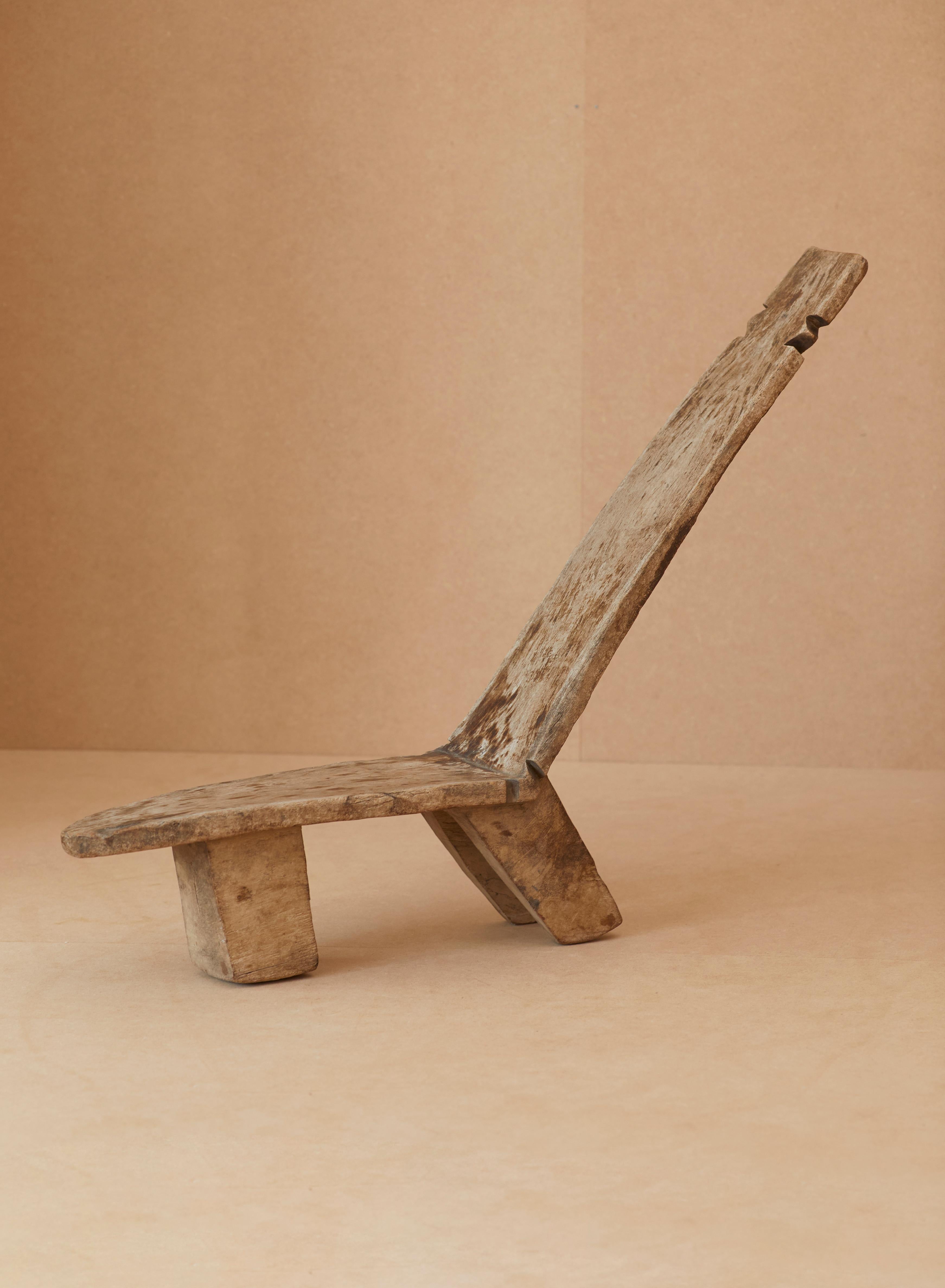 Chaise Lobi inclinable sculptée à la main avec des détails géométriques, Afrique de l'Ouest, vers les années 1940-1950. Fabriqué à partir d'un seul bloc de bois de Molave.

Le peuple Lobi appartient à un groupe ethnique originaire de l'actuel Ghana